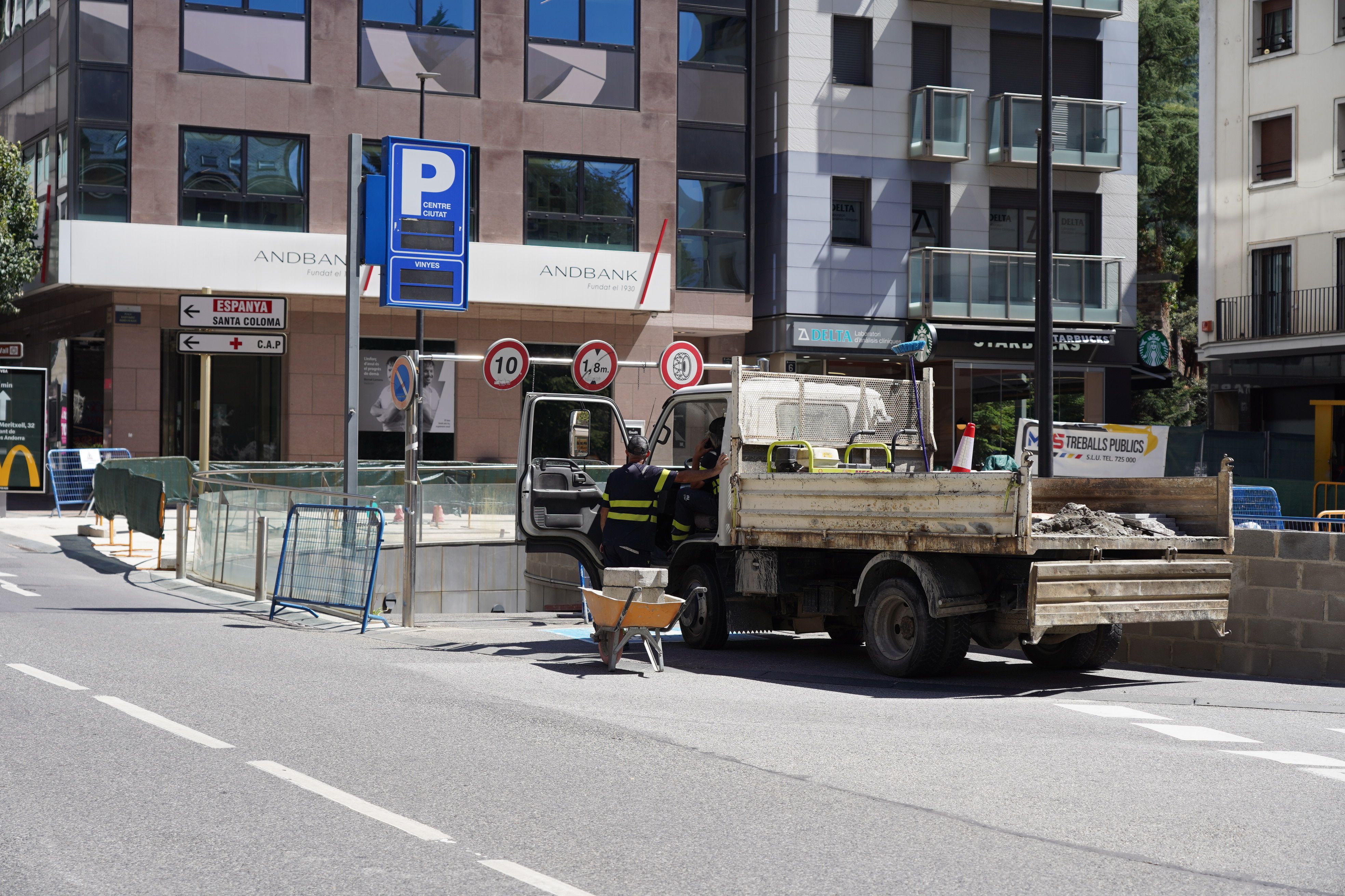 Treballadors a l'accés als aparcaments Centre Ciutat i Vinyes des de la plaça Rebés.