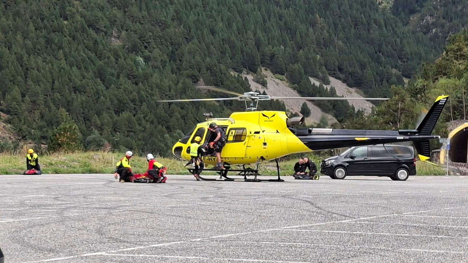 Agents dels bombers i de la policia a l'aparcament de l'Hortell durant l'operatiu d'aquest migdia. Agents dels bombers i de la policia a l'aparcament de l'Hortell durant l'operatiu d'aquest migdia.