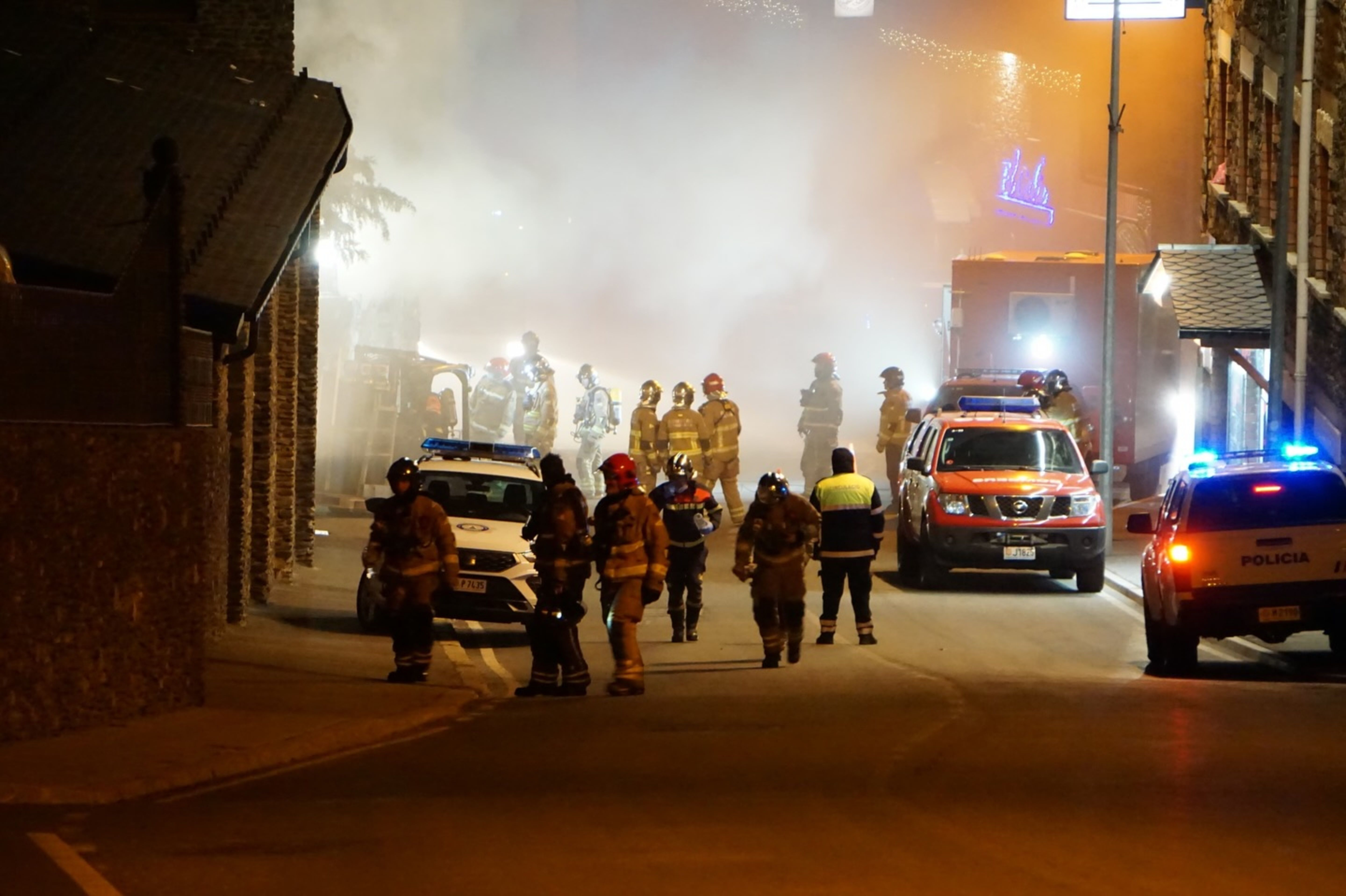 Diversos bombers intervenint en l'incendi d'Arinsal la passada primavera.