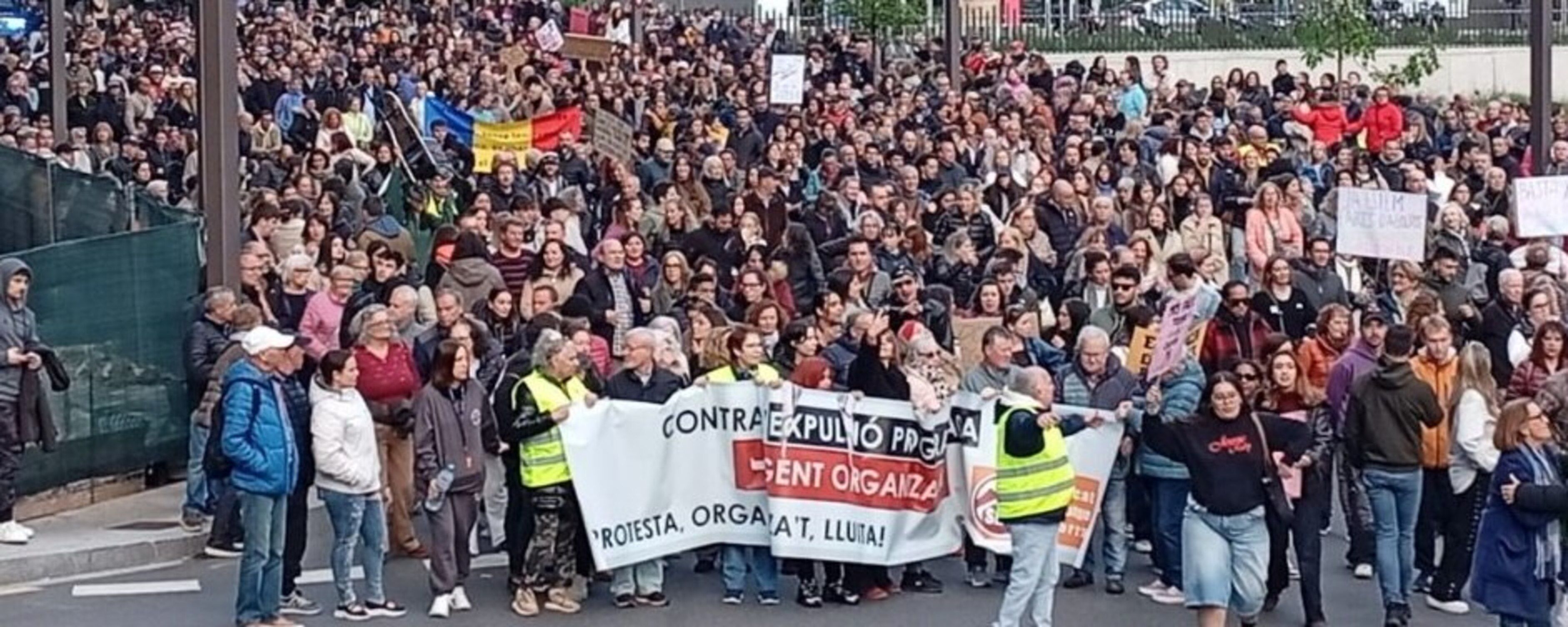 CONCENTRACIÓ EN CONTRA DE LA SITUACIÓ QUE ES VIU AL PAÍS AMB LA CRISI DE L'HABITATGE.