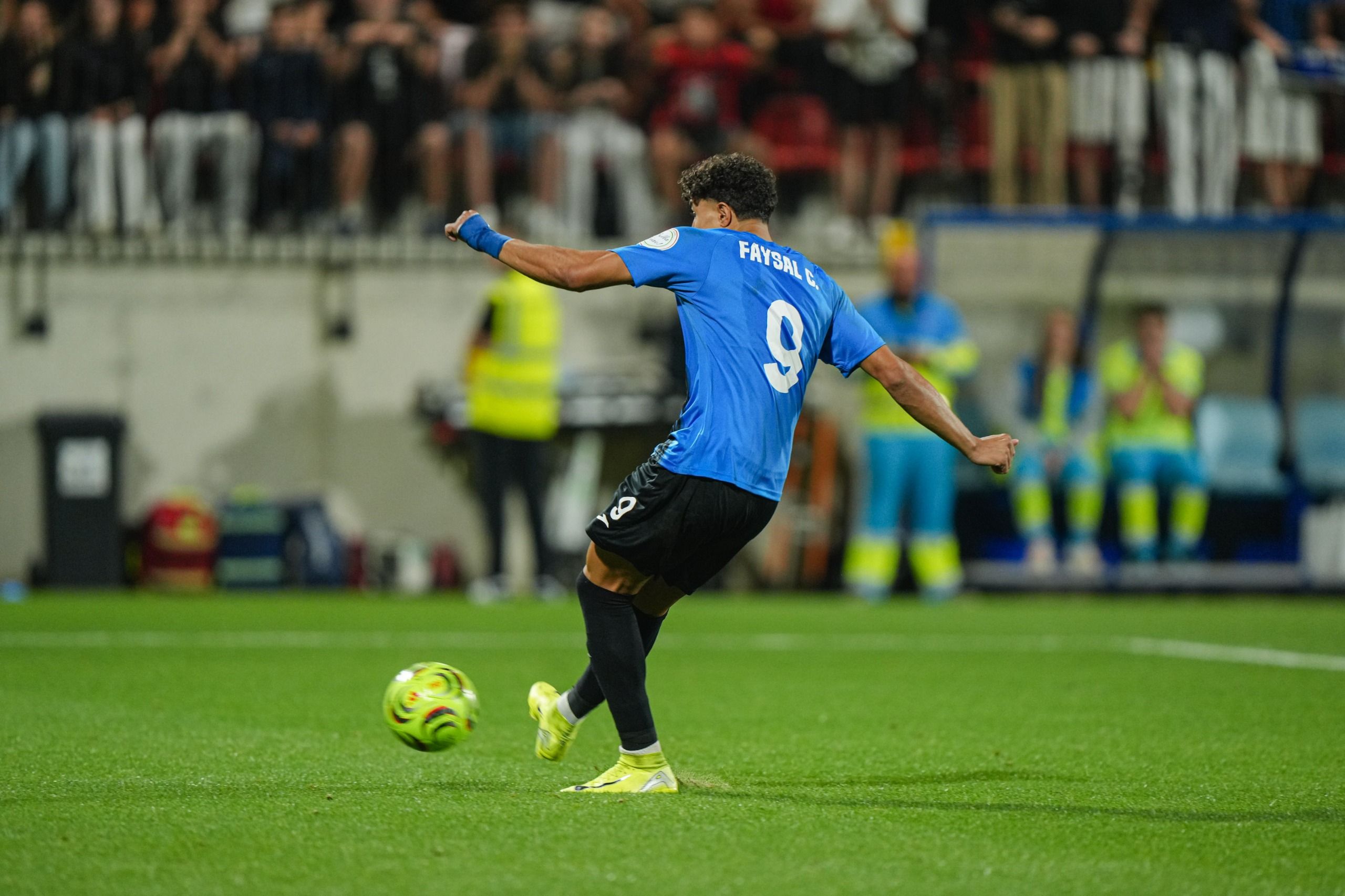 Faysal Chouaib, en el moment de xutar el penal decisiu de l'Inter. La portaveu del Sindicat, Rebeca Bonache.