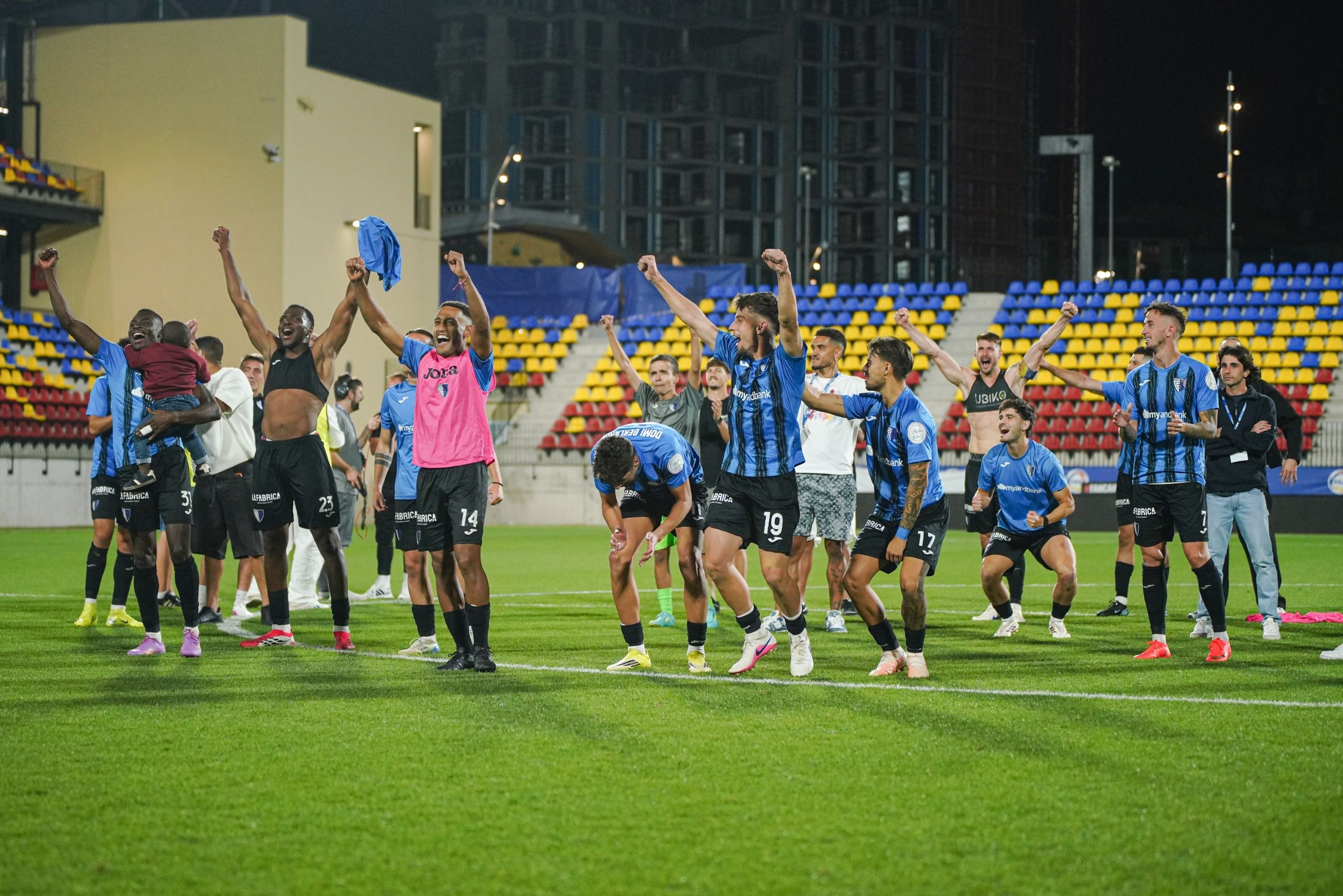 Els jugadors de l'Inter Escaldes celebren una victòria històrica als penals.