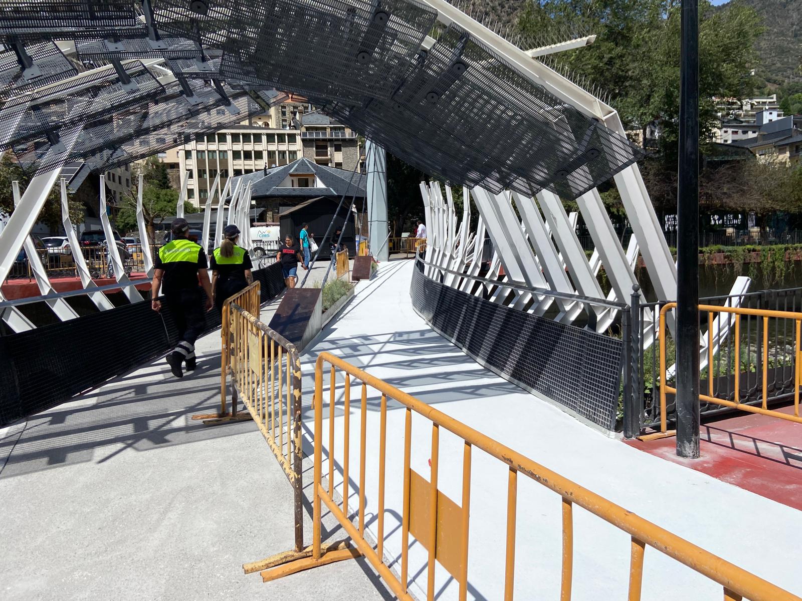 En marxa la reparació dels desperfectes de la passarel·la del Parc Central. En marxa la reparació dels desperfectes de la passarel·la del Parc Central.