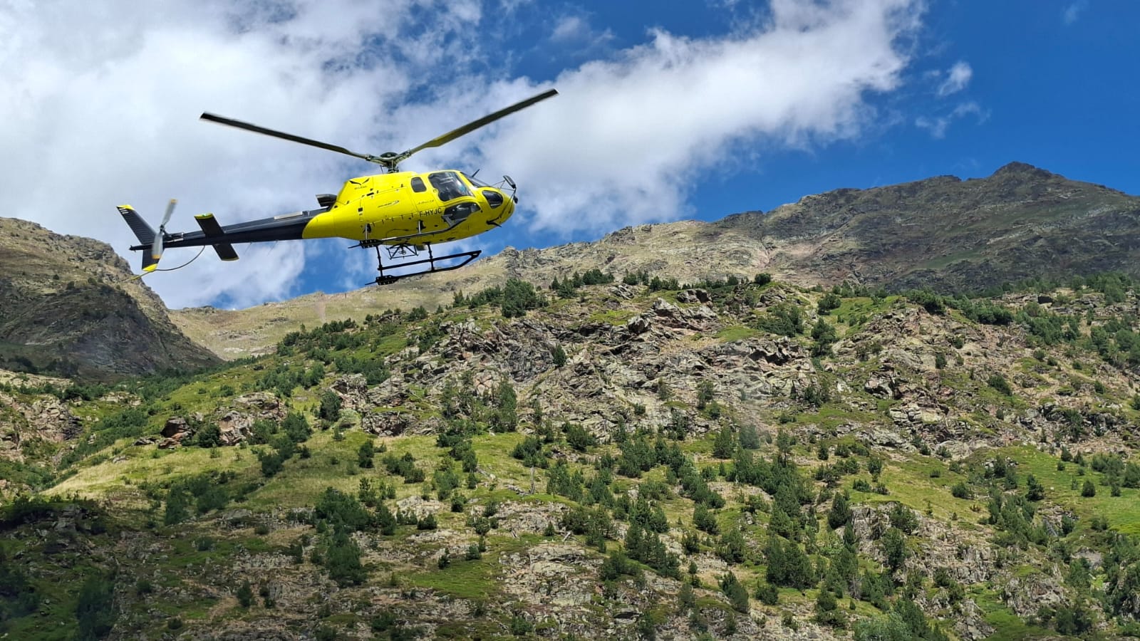 L'helicòpter volant a la zona d'Arcalís aquest dijous al migdia. L'helicòpter volant a la zona d'Arcalís aquest dijous al migdia.