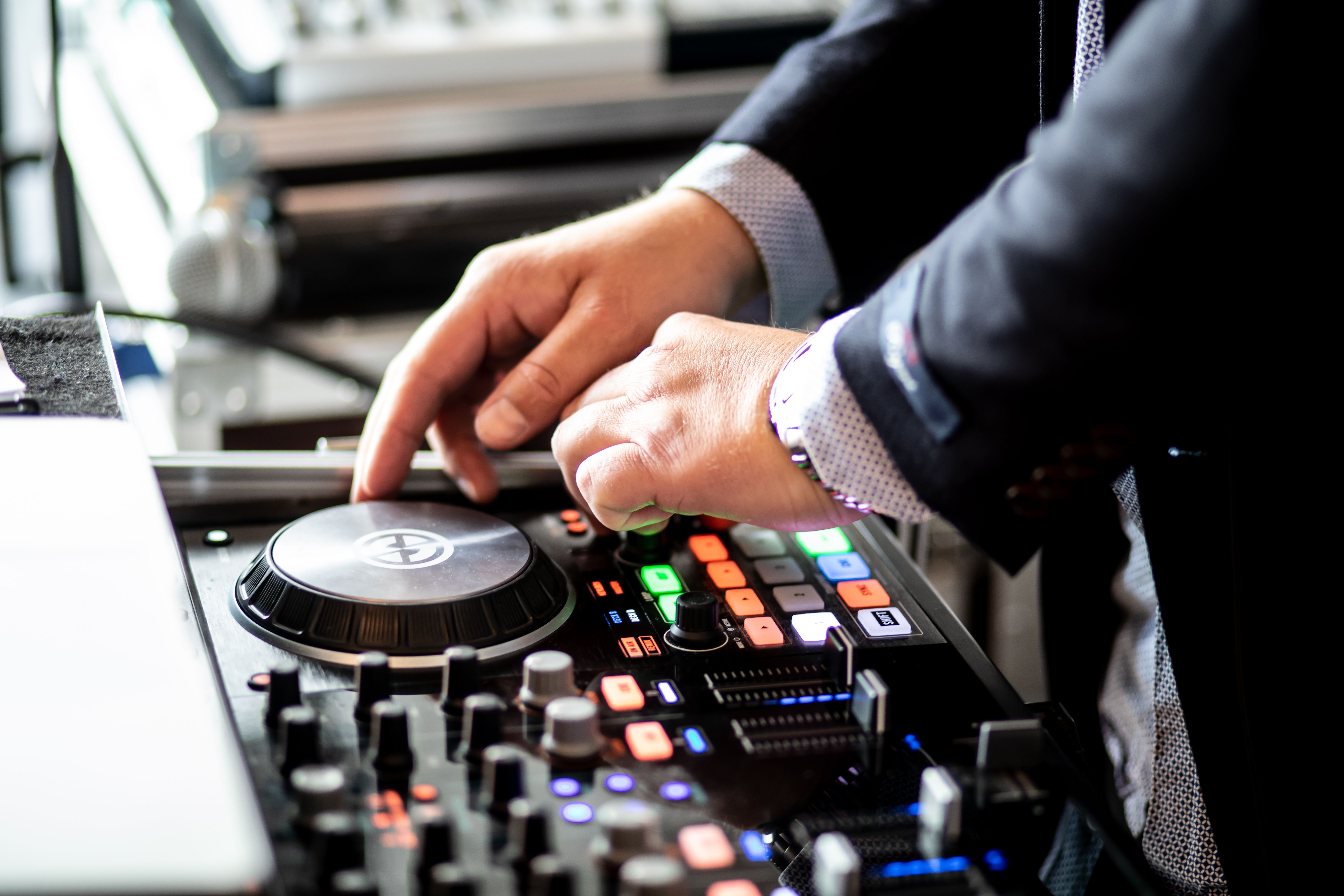 Un DJ en una actuació. Un DJ en una actuació.