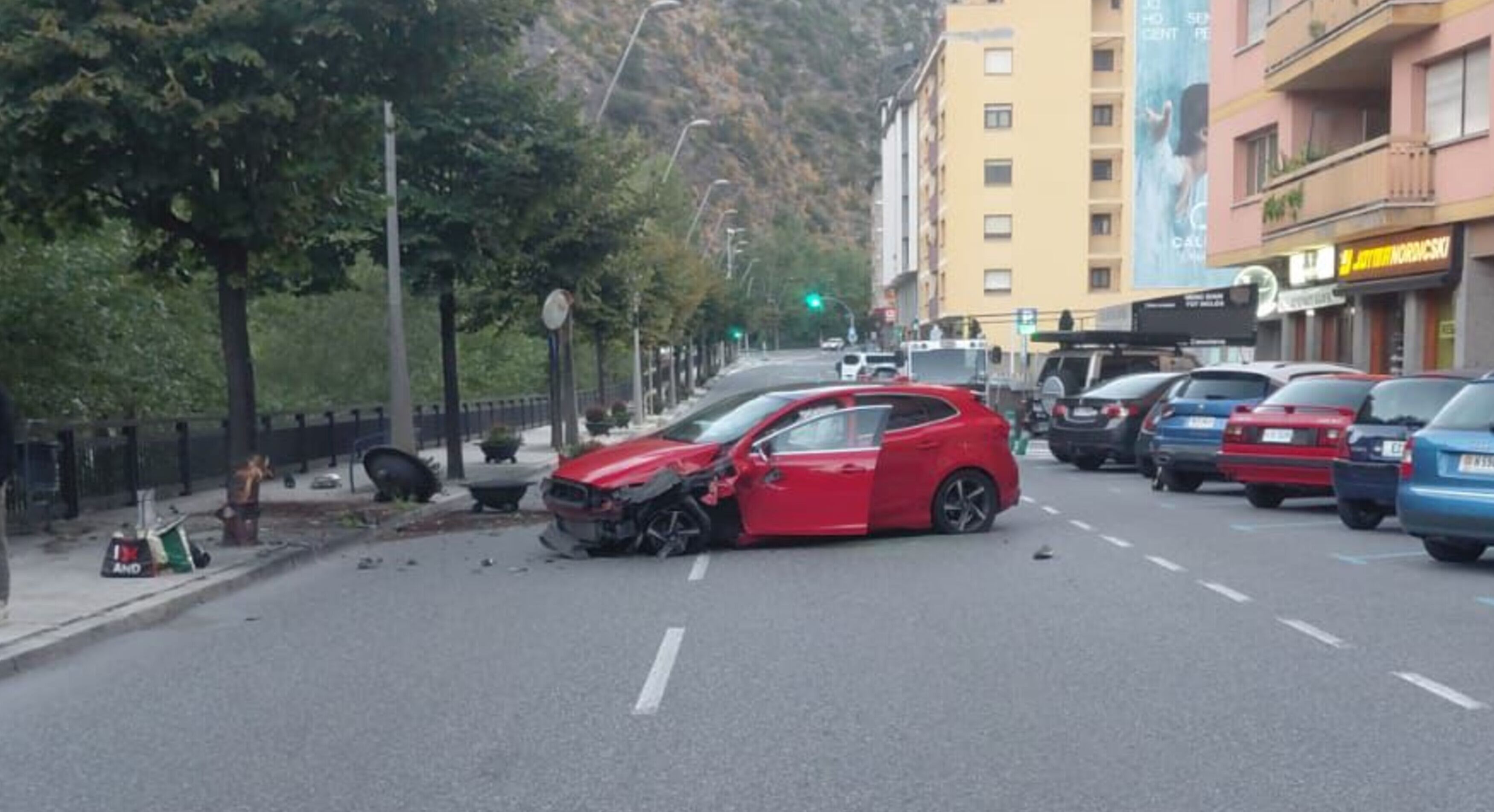 El cotxe i el mobiliari urbà afectats. El cotxe i el mobiliari urbà afectats.