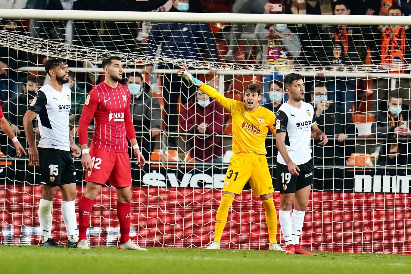 Javi Díaz, en el dia del seu debut a Primera a l'estadi de Mestalla. La portaveu del Sindicat, Rebeca Bonache.