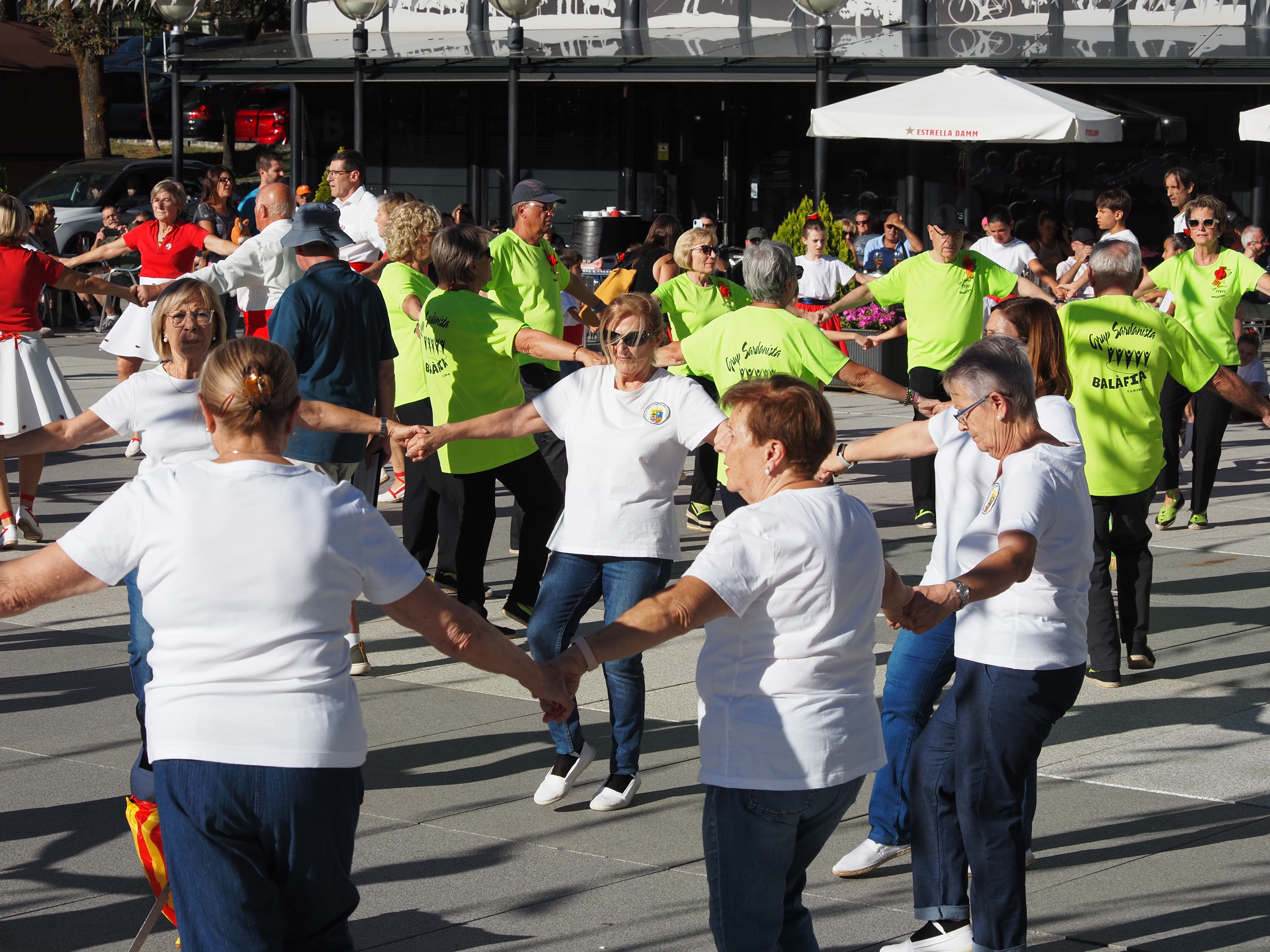 Colles participants al concurs de sardanes.