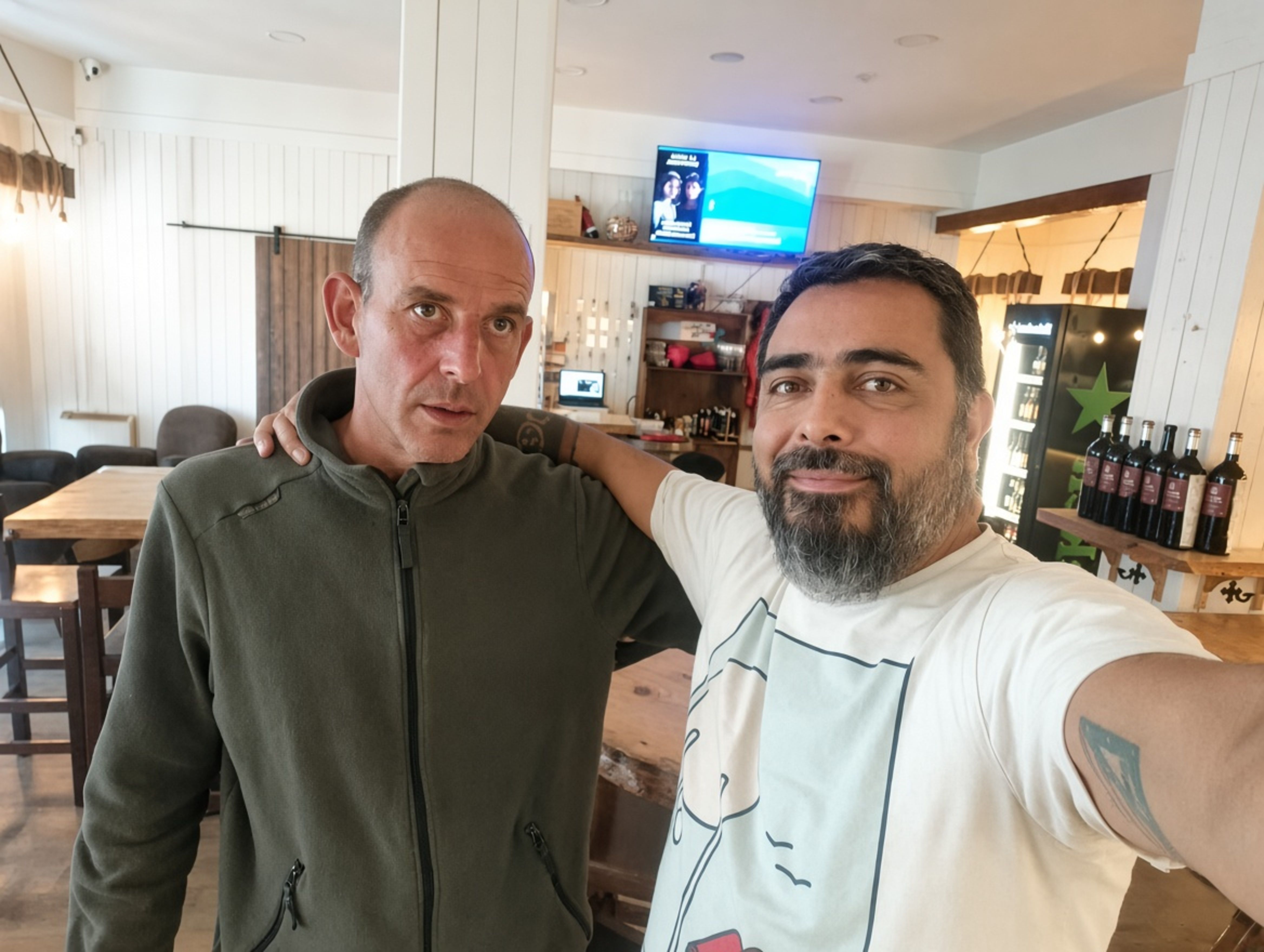 Facundo Lara (dreta) amb l'home a qui estan donant suport els veïns del Pas de la Casa.