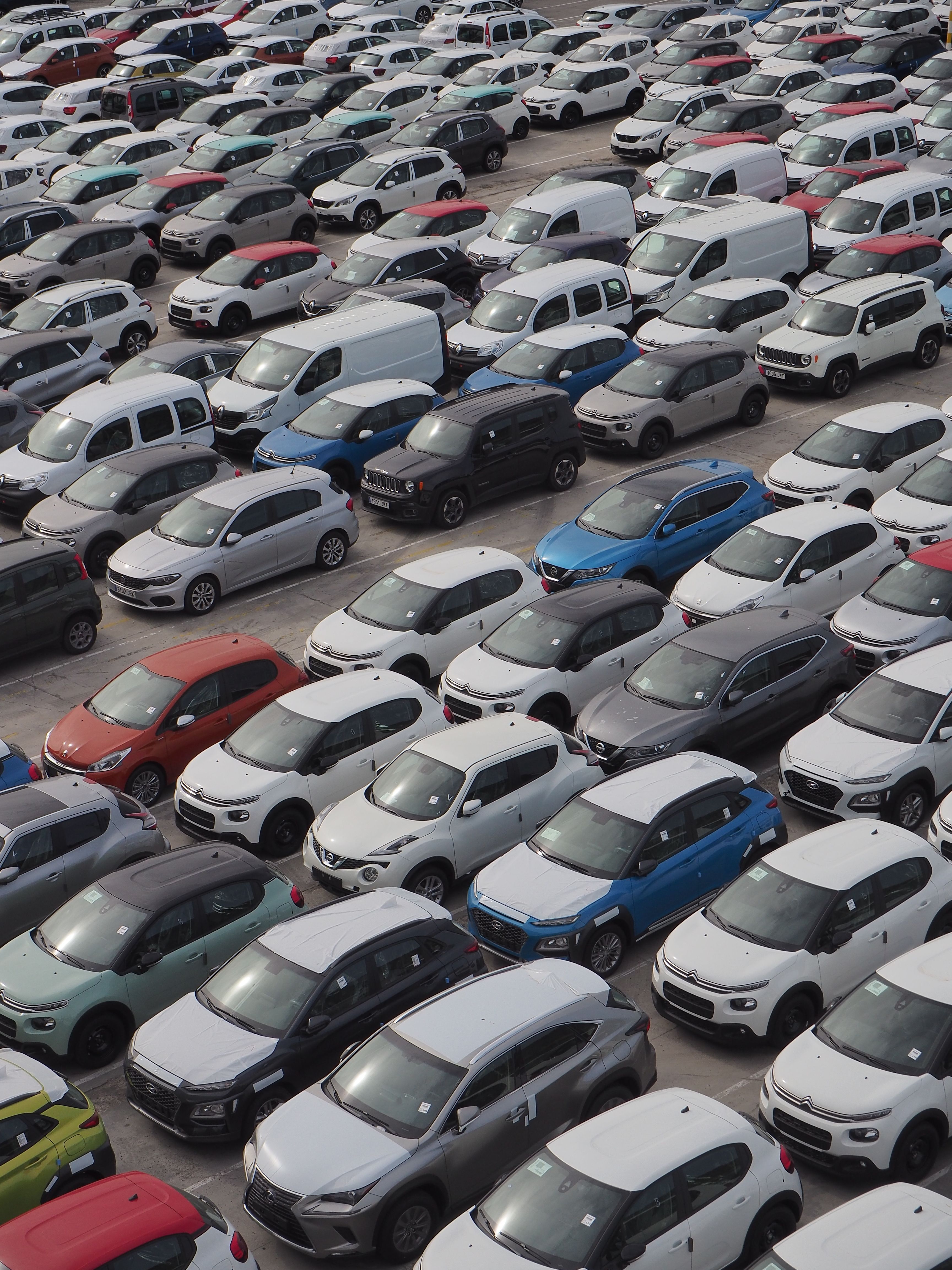 Cotxes estacionats. Cotxes estacionats.