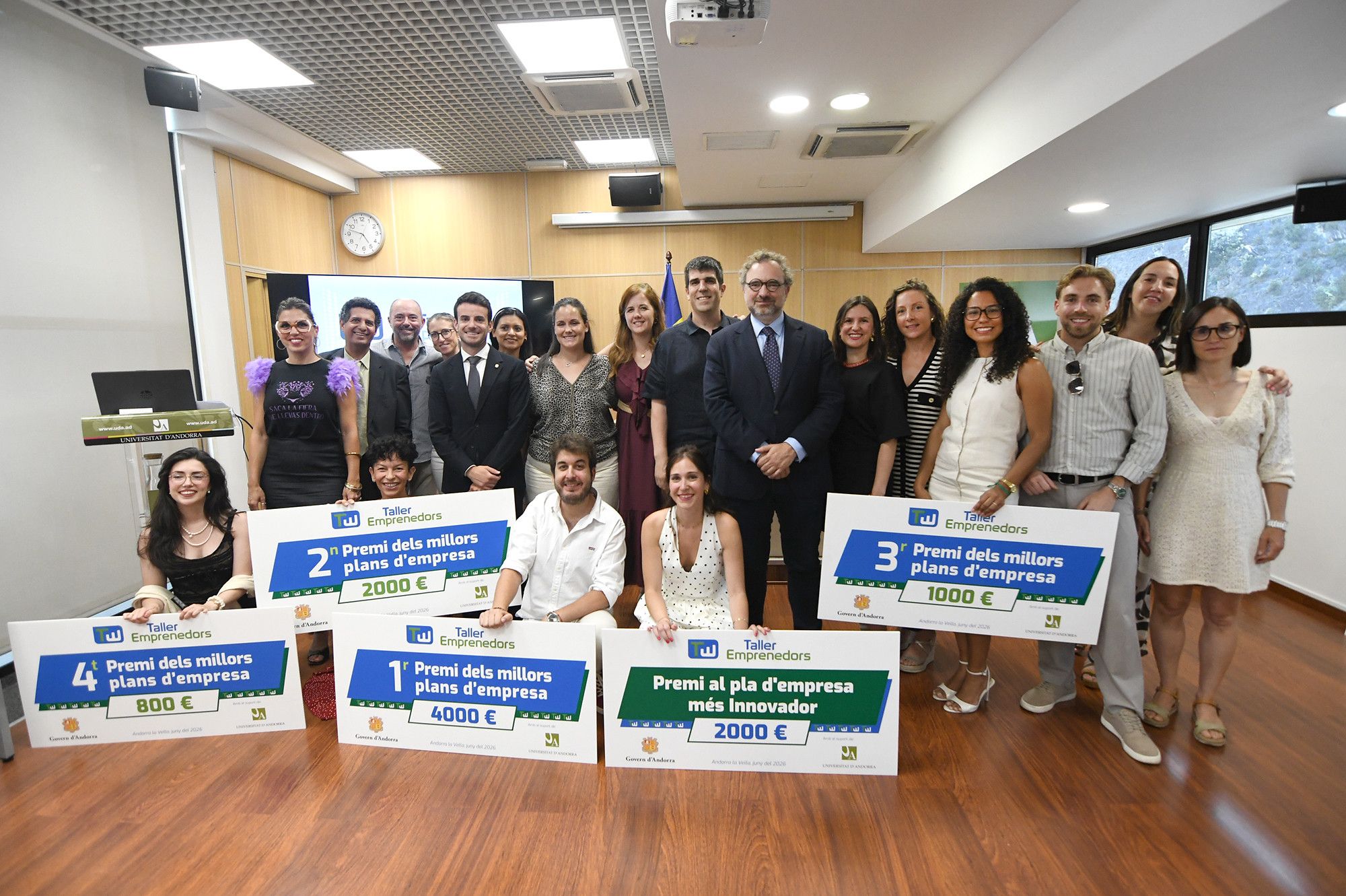 Foto de família dels premiats en la darrera edició del Taller d'emprenedors.
