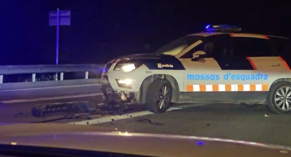 Un dels vehicles dels mossos que participava en el control.