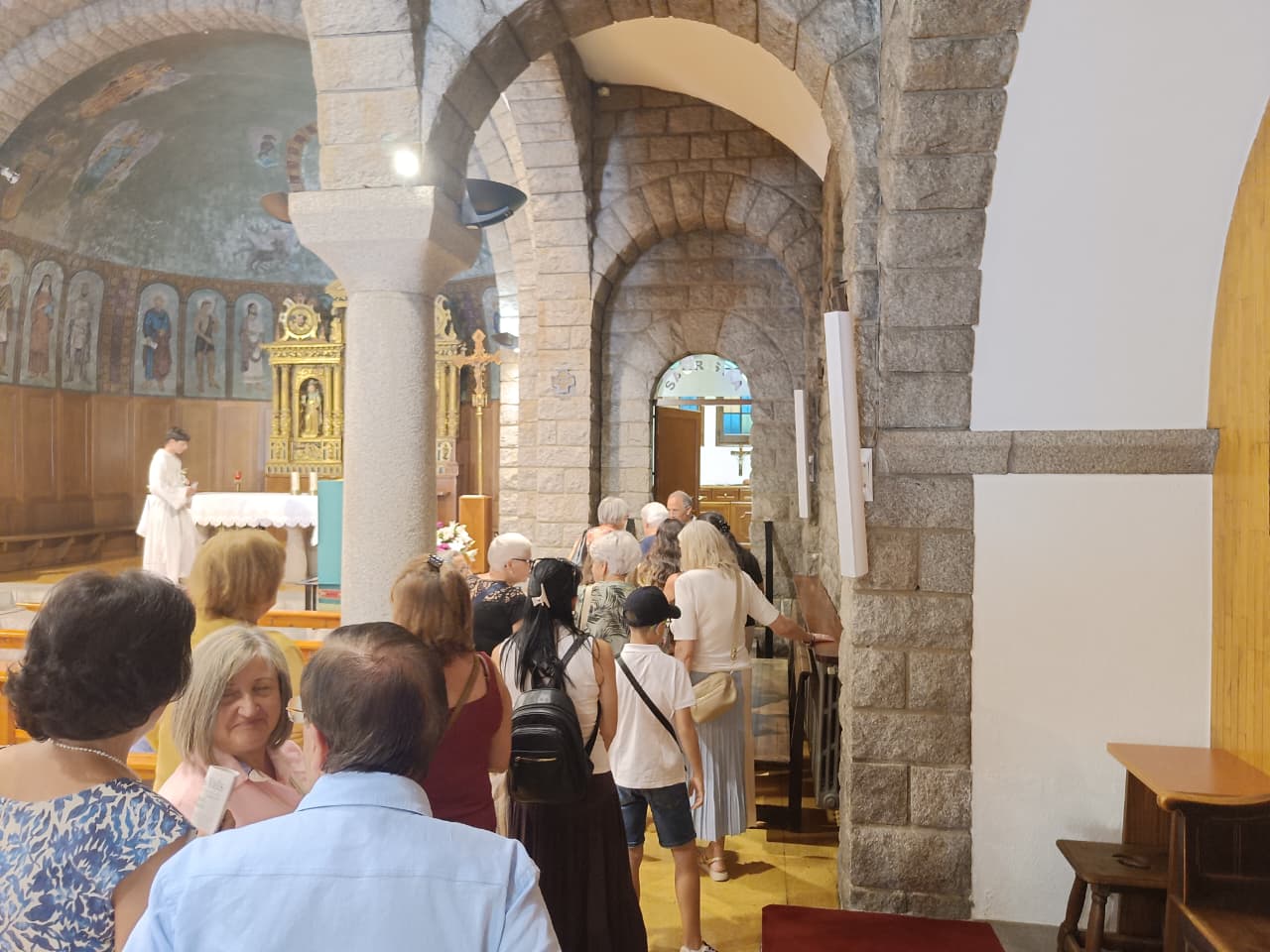 Feligresos fent cua per poder-se acomiadar personalment de mossèn Antoni Elvira. Feligresos fent cua per poder-se acomiadar personalment de mossèn Antoni Elvira.