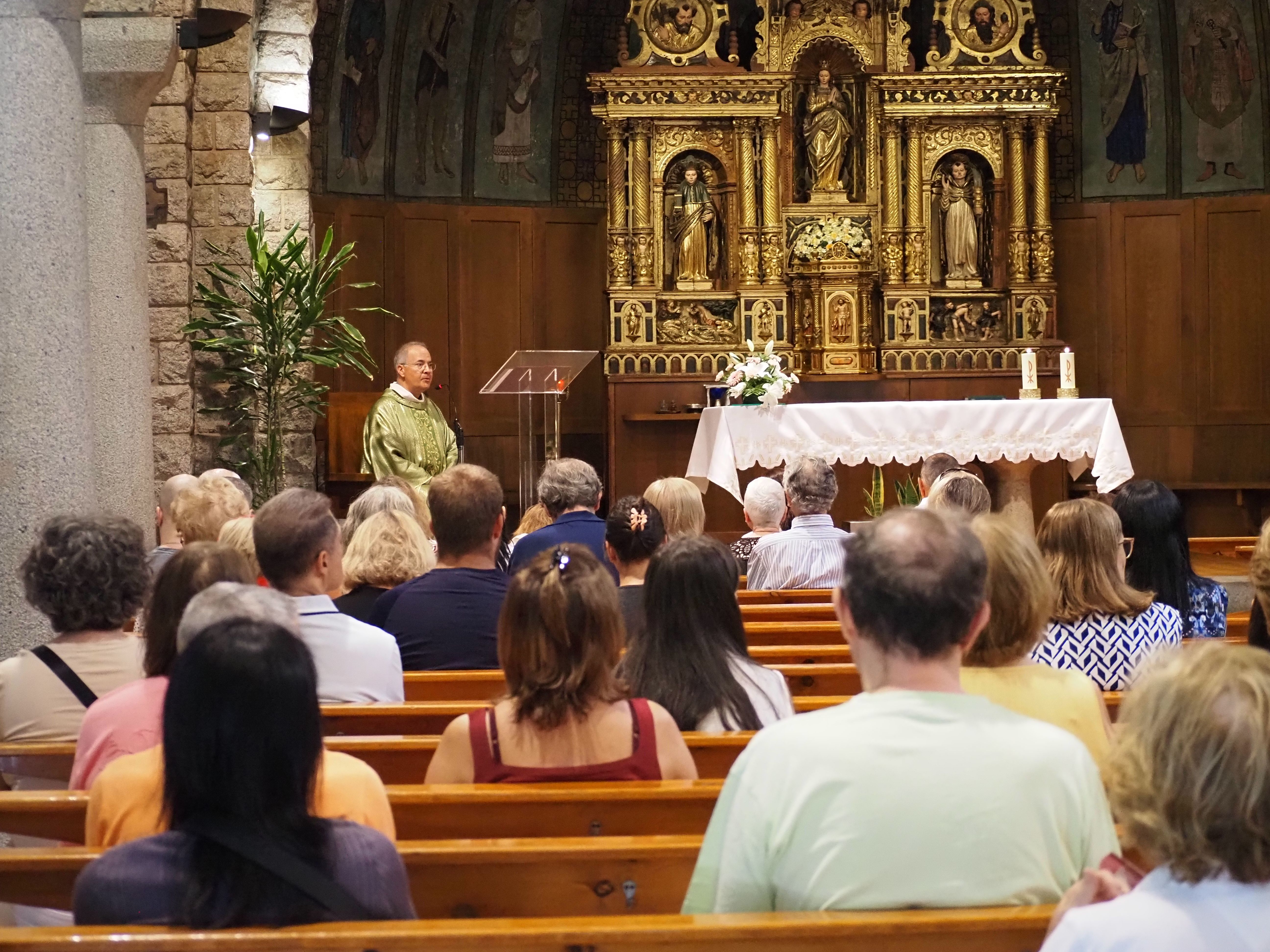 Mosssèn Elvira a l'inici de la missa d'aquest diumenge. Mosssèn Elvira a l'inici de la missa d'aquest diumenge.