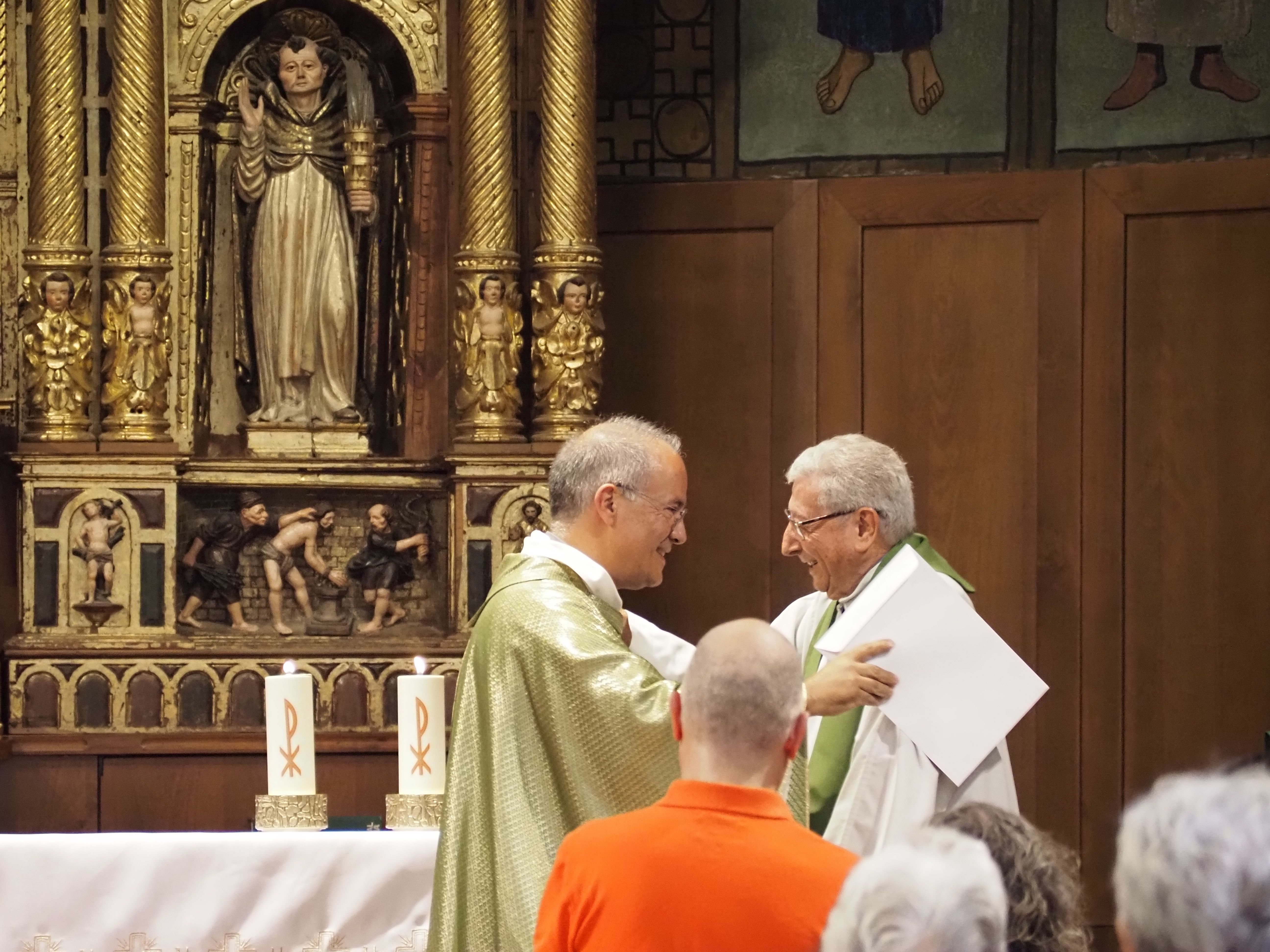 Entrega de l'obsequi a mossèn Elvira. Entrega de l'obsequi a mossèn Elvira.