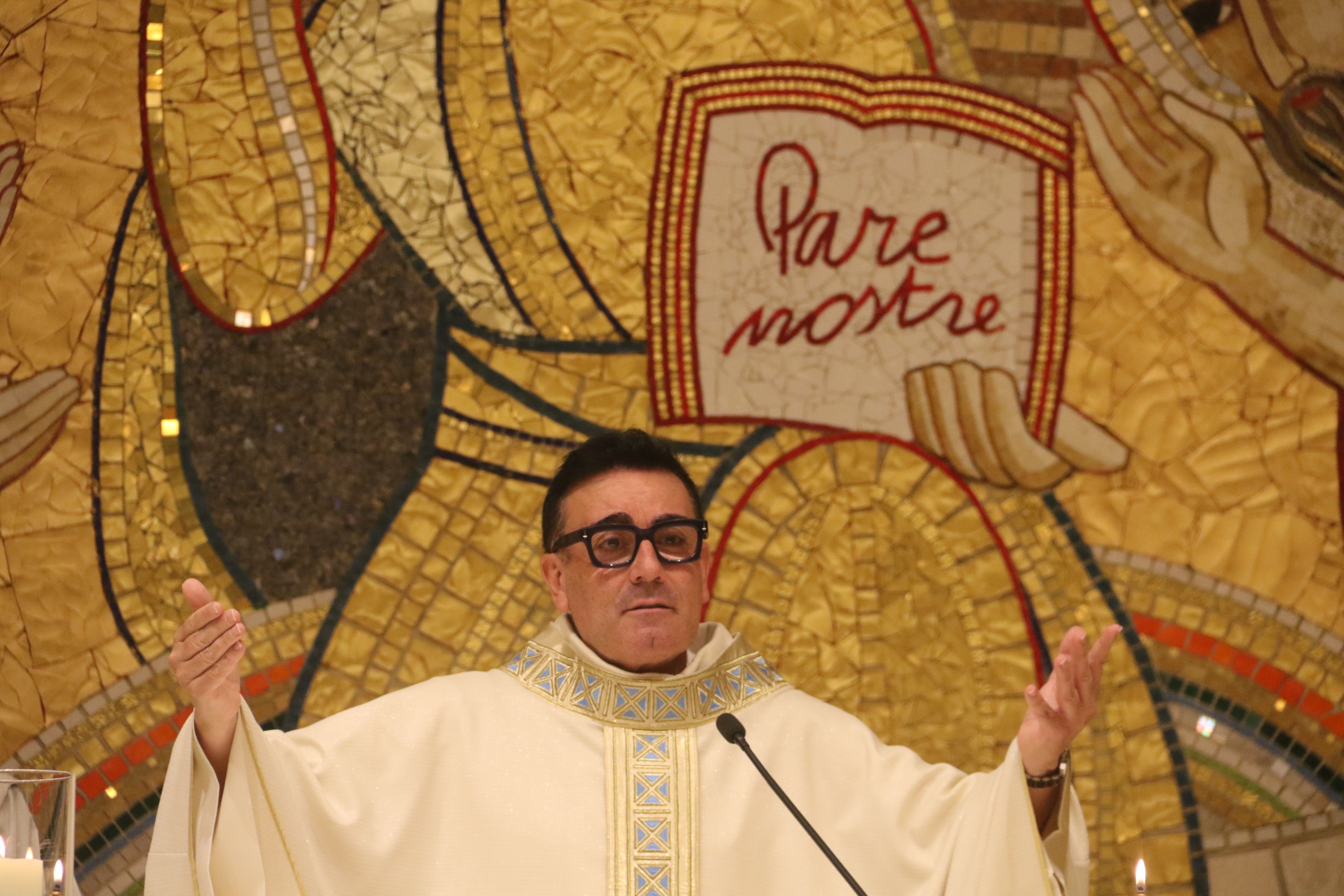 Un moment de la missa. Un moment de la missa.
