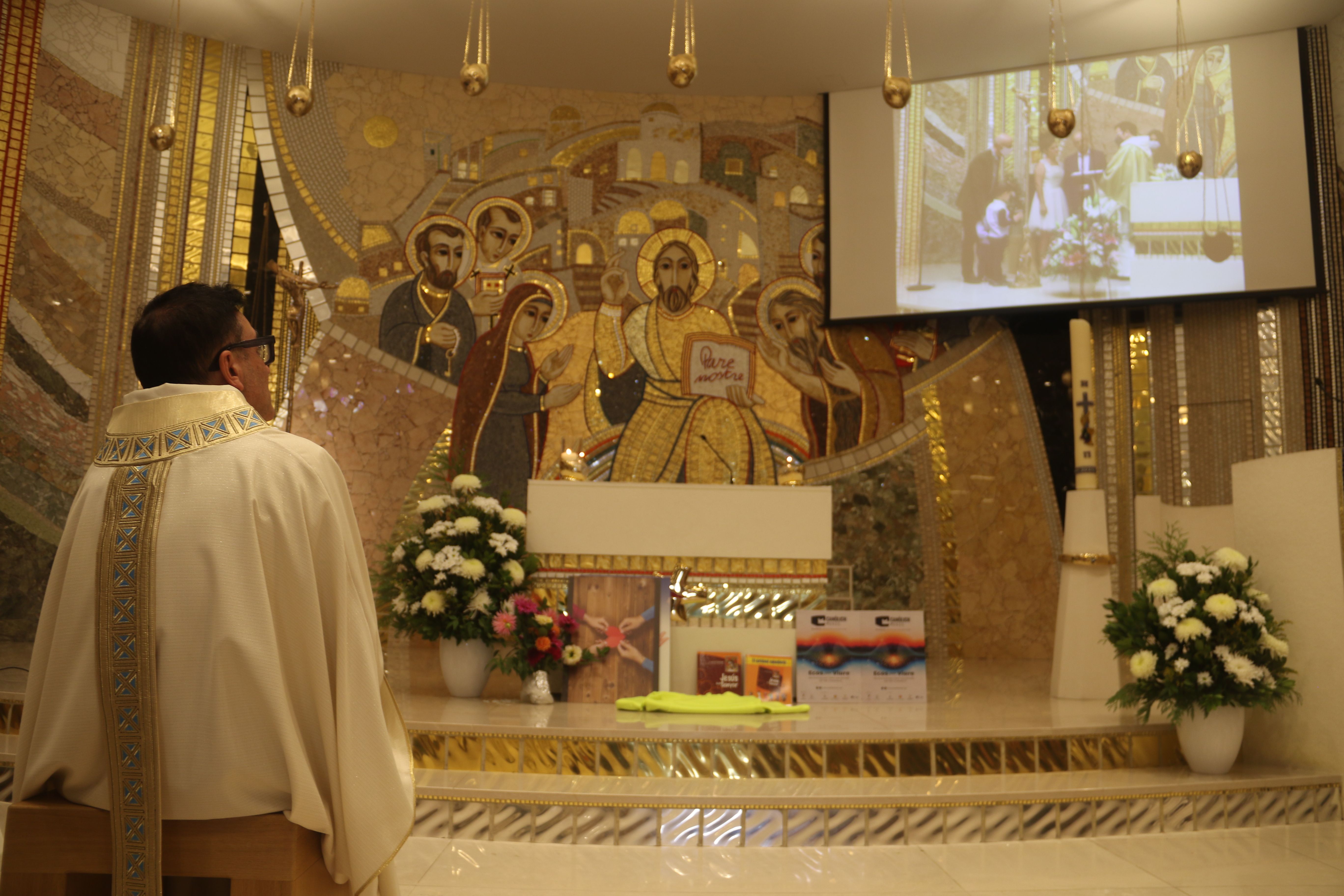 Mossèn Pepe mirant el 'documental' que s'ha projectat de la seva estada a Sant Julià. Mossèn Pepe mirant el 'documental' que s'ha projectat de la seva estada a Sant Julià.