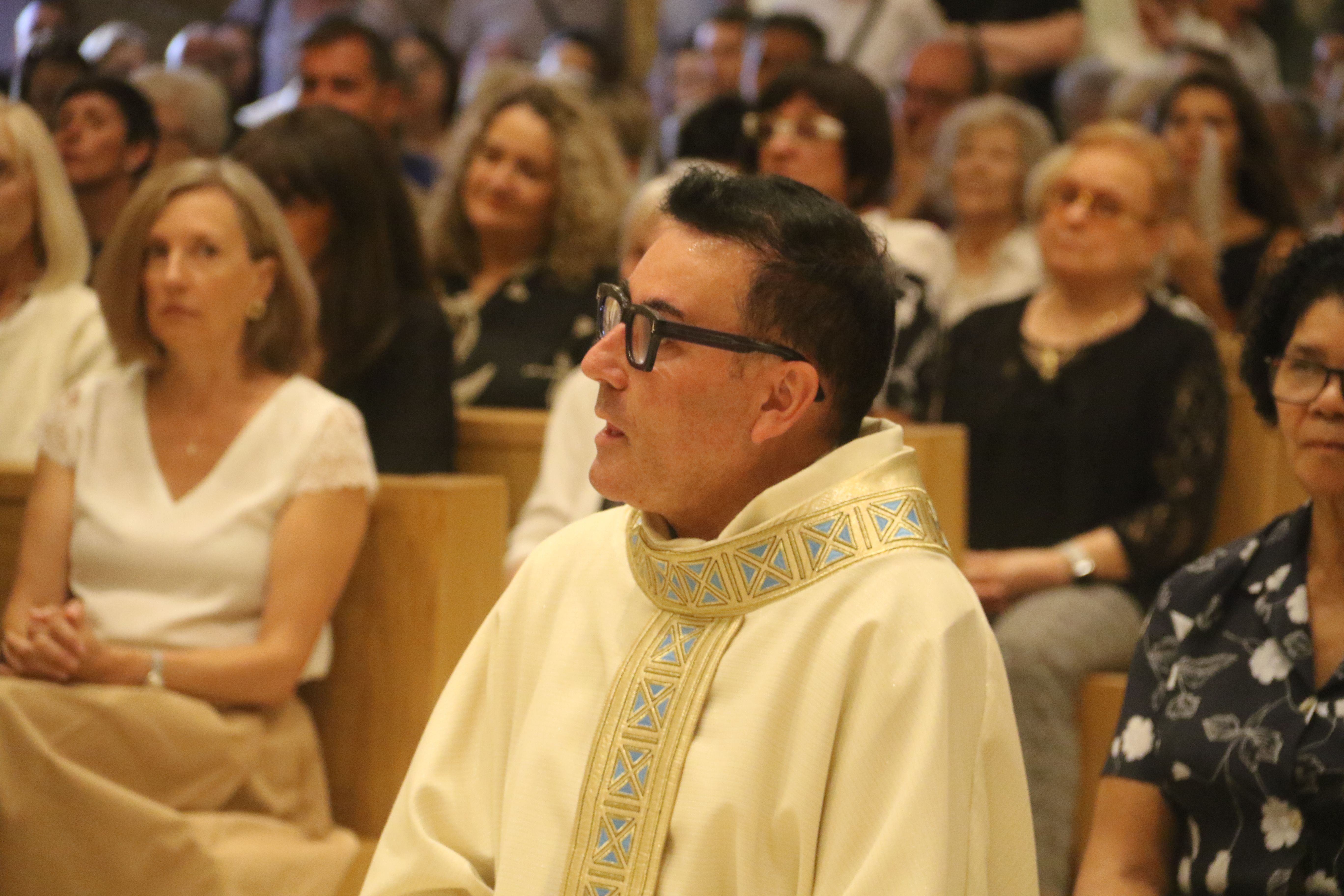 Mossèn Pepe mirant el 'documental' que s'ha projectat de la seva estada a Sant Julià. Mossèn Pepe mirant el 'documental' que s'ha projectat de la seva estada a Sant Julià.