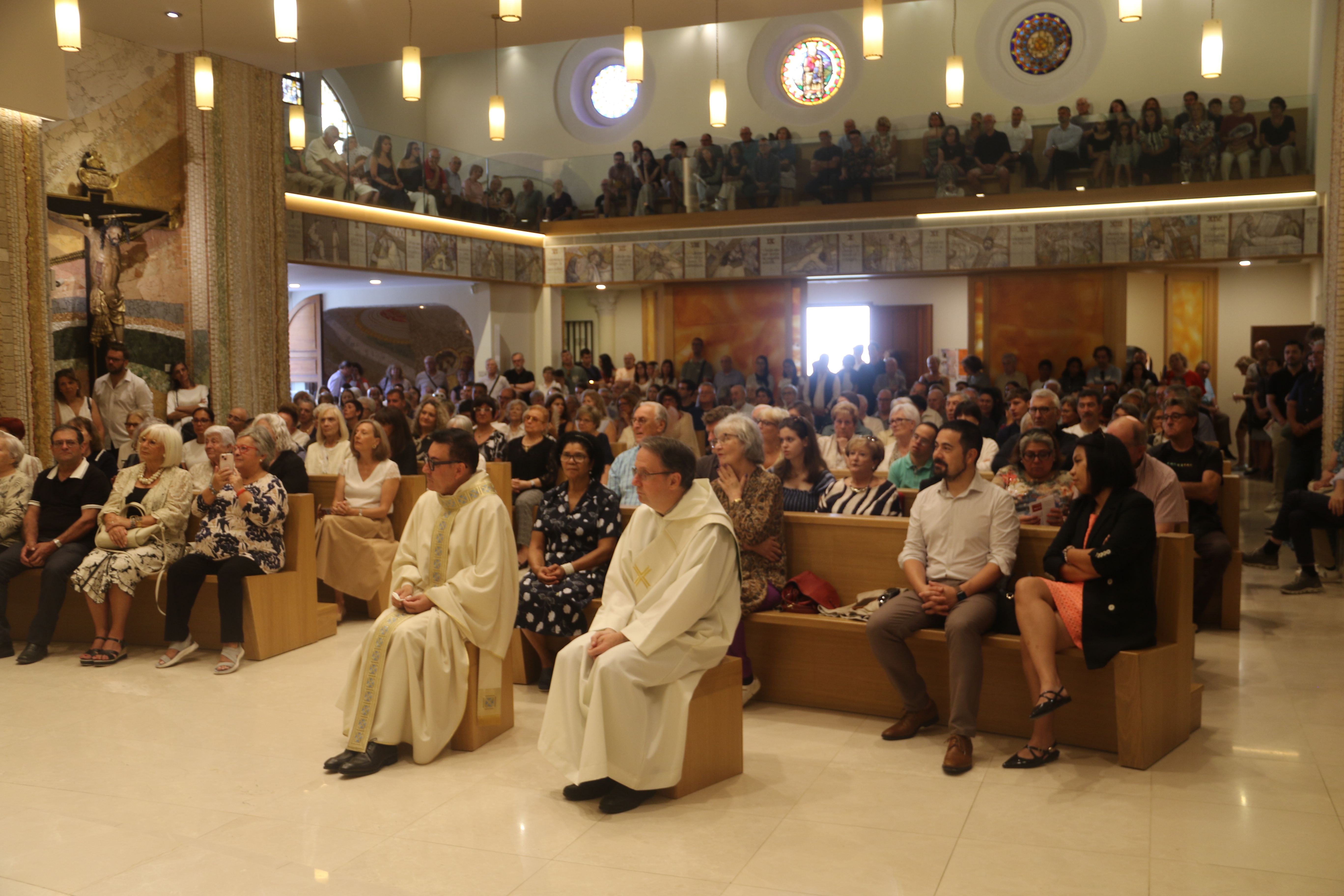 Un moment de la celebració, amb tota l'església mirant un 'documental'. Un moment de la celebració, amb tota l'església mirant un 'documental'.