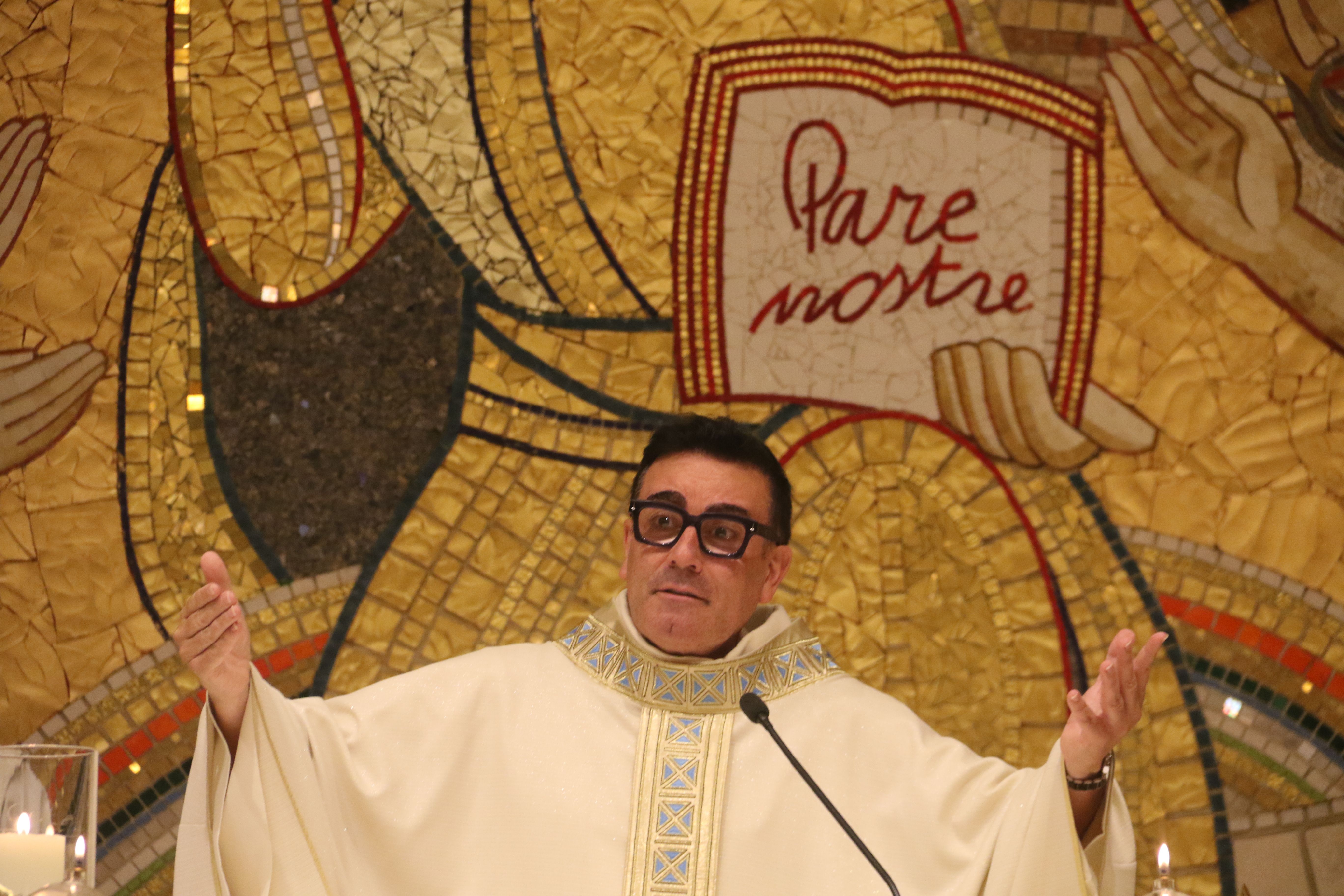 Mossèn Pepe durant un moment de la missa. Mossèn Pepe durant un moment de la missa.