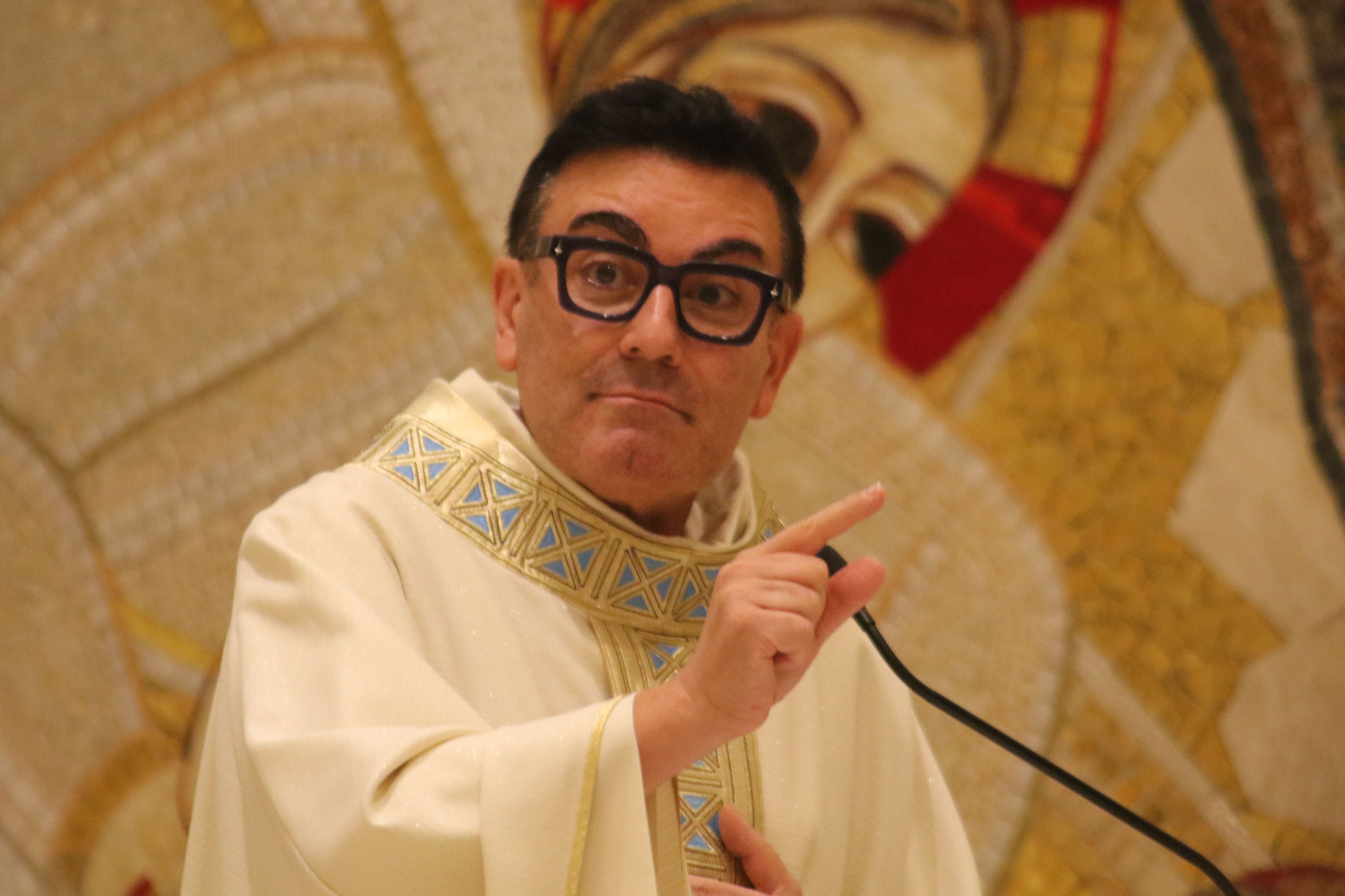 Mossèn Pepe durant un moment de la missa. Mossèn Pepe durant un moment de la missa.