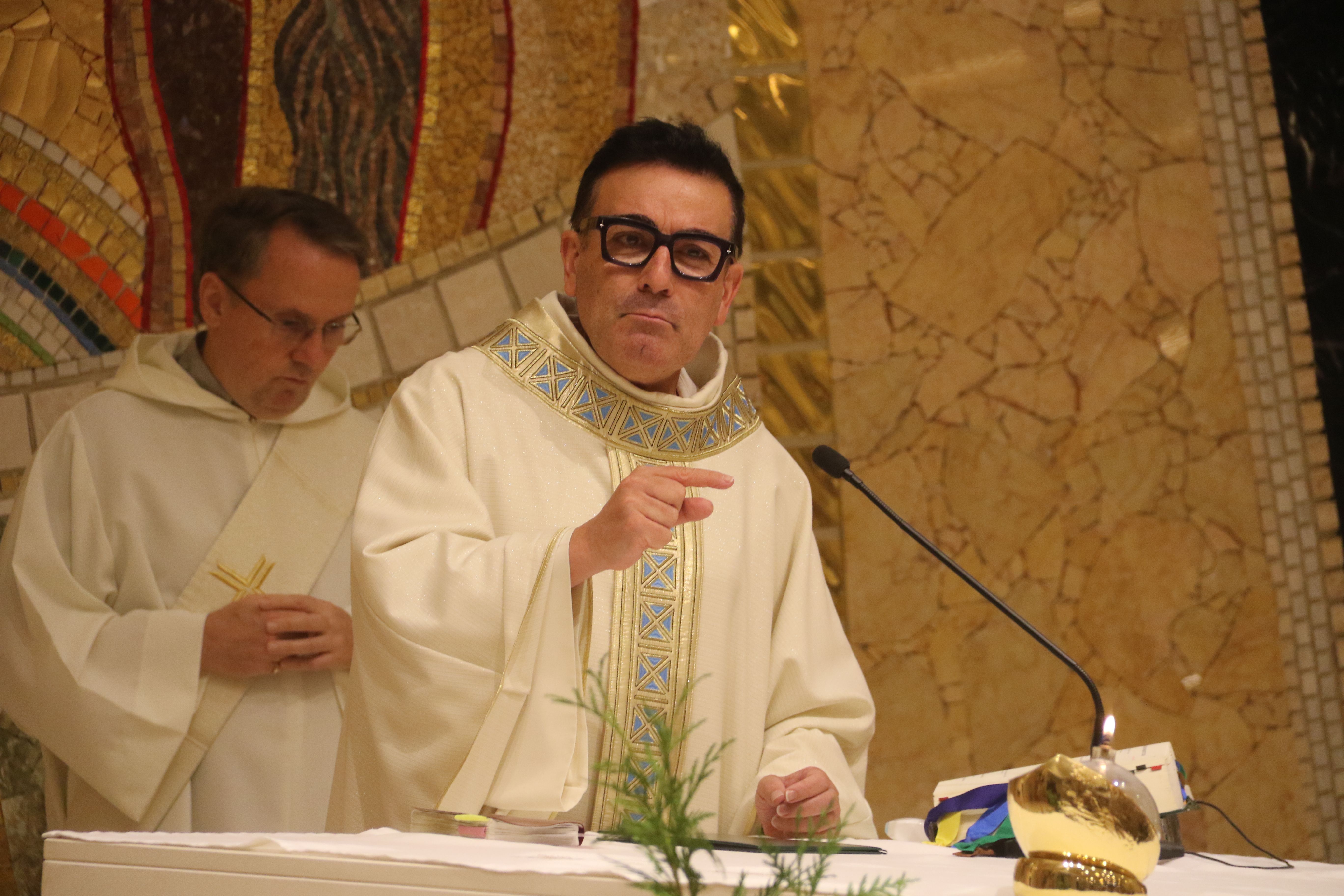 Mossèn Pepe durant un moment de la missa. Mossèn Pepe durant un moment de la missa.