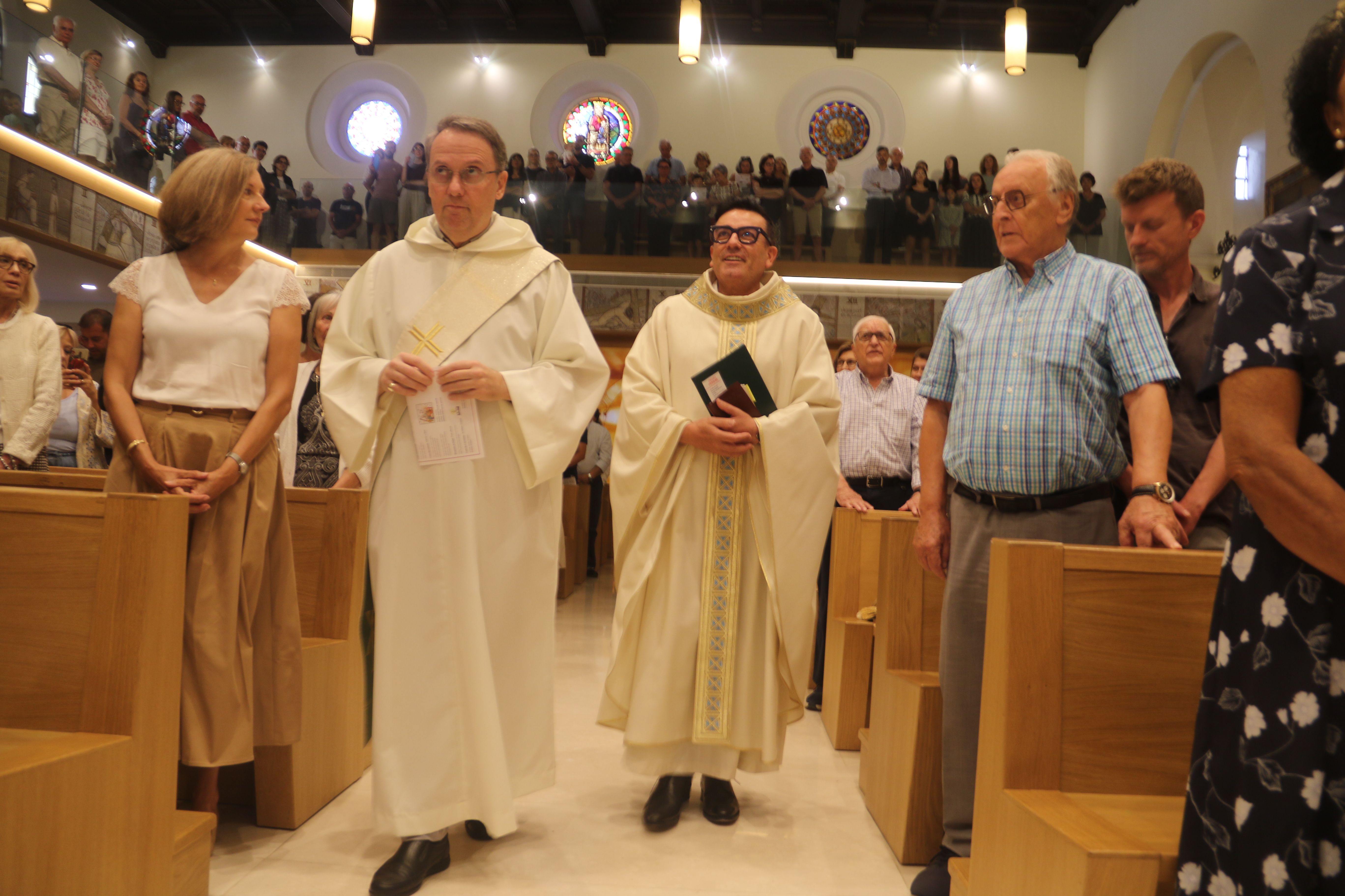 Mossèn Pepe acompanyat de Joan Sala, diaca, en dirigir-se a l'altar per fer la missa. Mossèn Pepe acompanyat de Joan Sala, diaca, en dirigir-se a l'altar per fer la missa.