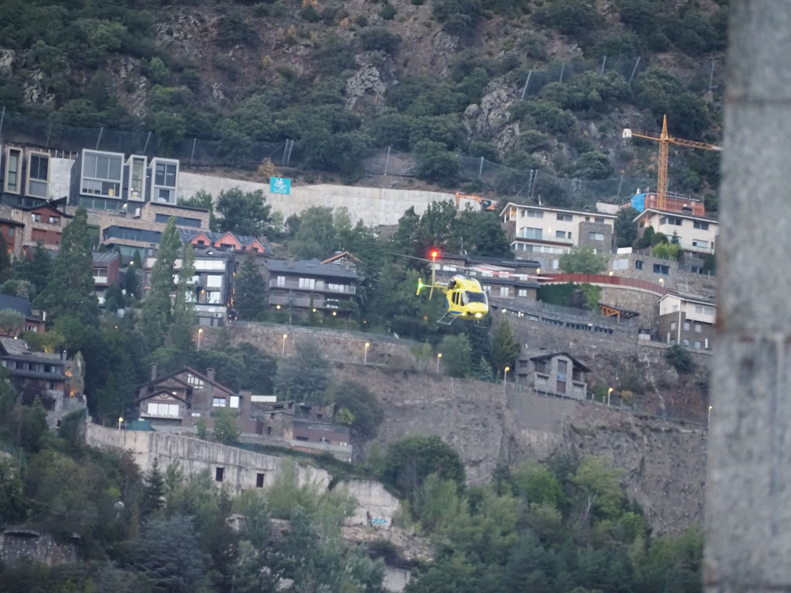L'helicòpter enlairant-se des de l'hospital aquest diumenge al vespre.