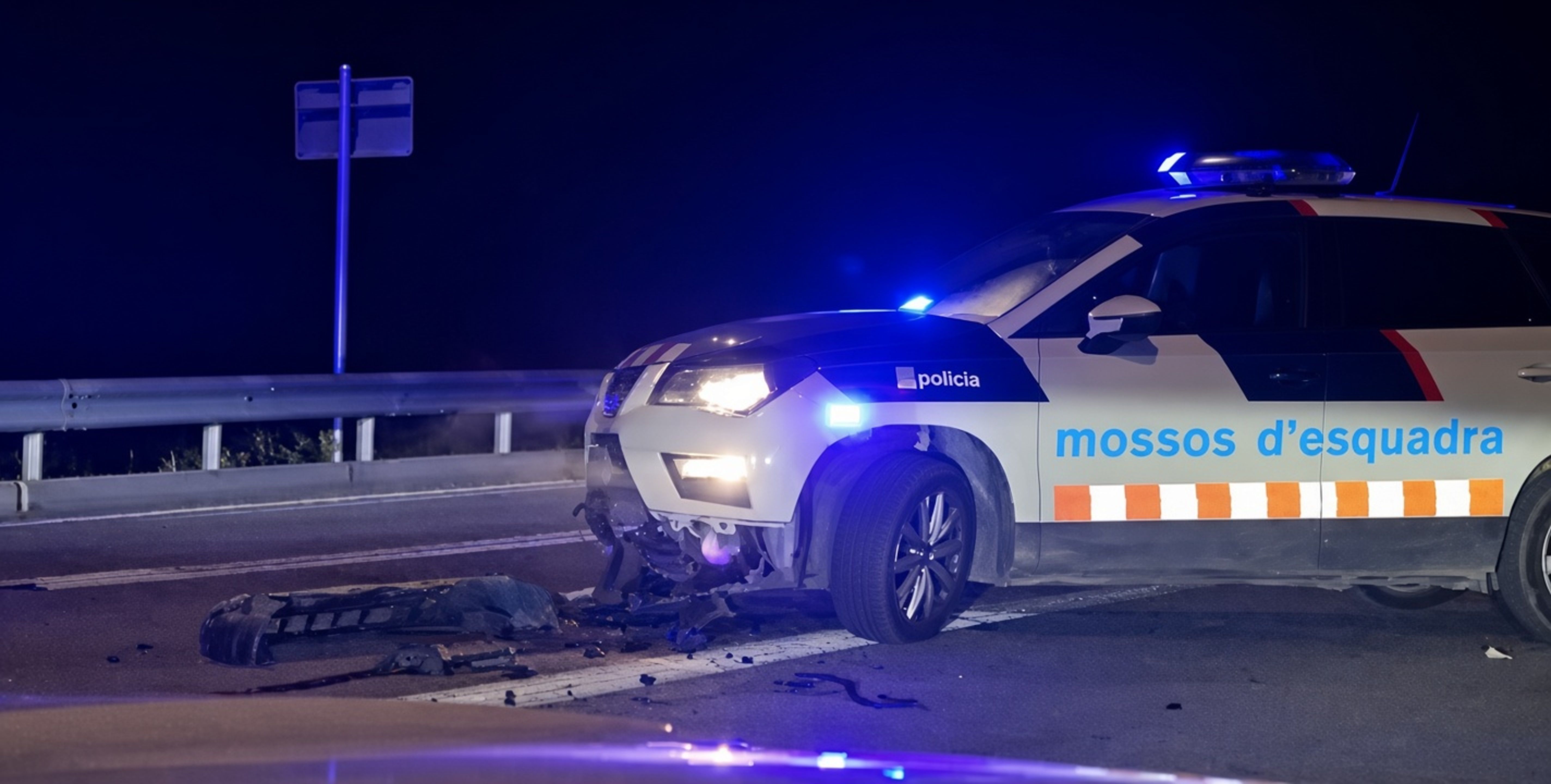 Un dels cotxes dels mossos que ha resultat danyat en l'incident amb els lladres. Un dels cotxes dels mossos que ha resultat danyat en l'incident amb els lladres.