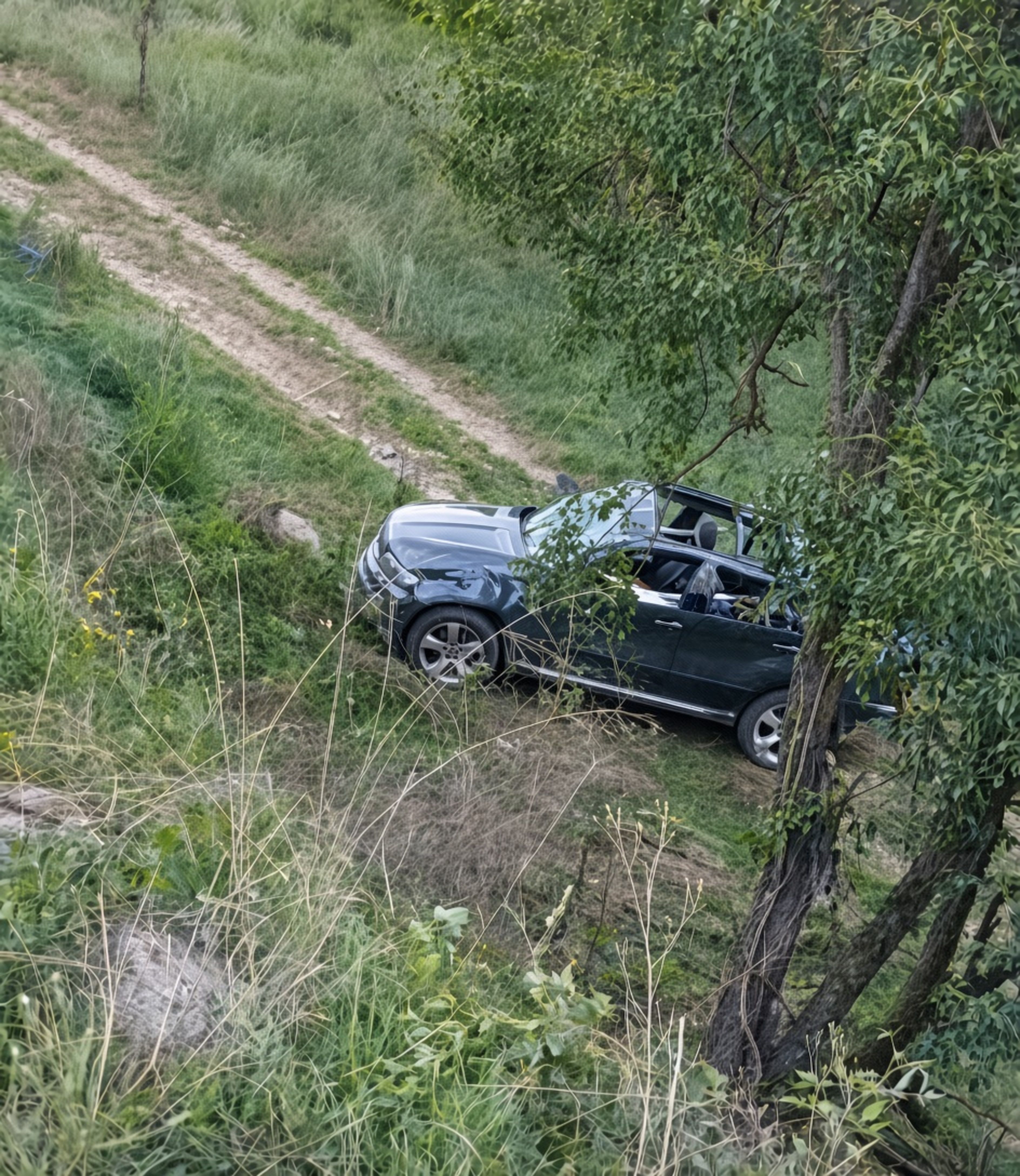 El cotxe accidentat en el lloc on va anar a parar. El cotxe accidentat en el lloc on va anar a parar.