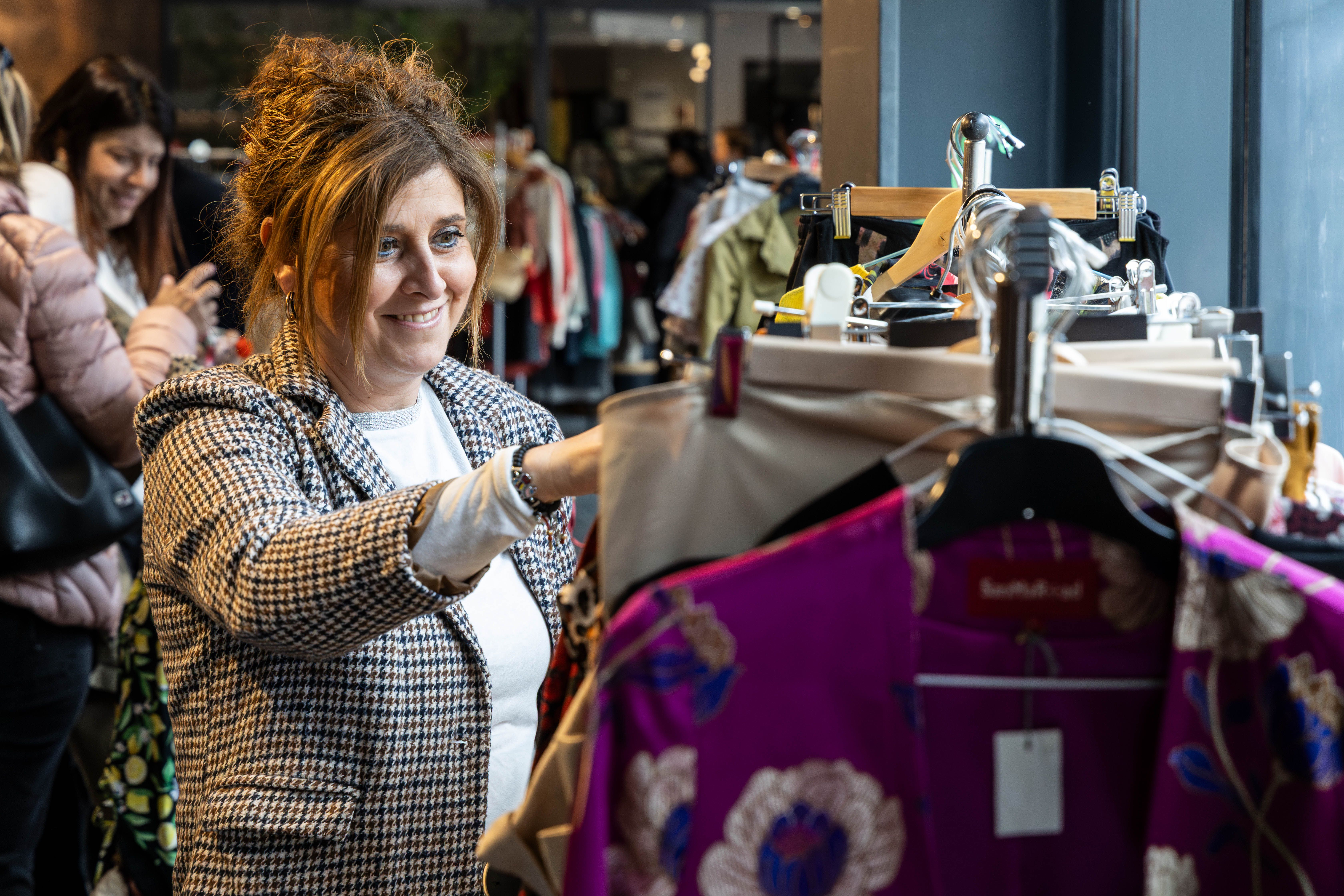 Una visitant busca peces de roba entre les parades del passat Vide Dressing. 
