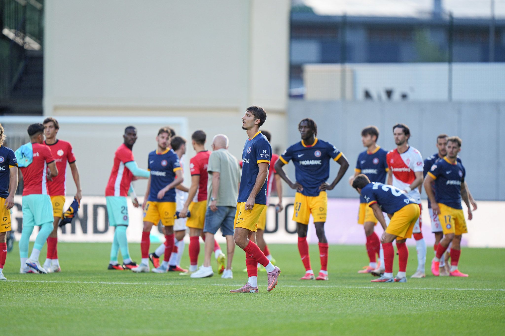 Els jugadors de l'FC Andorra, en acabar el partit després de l'anulació del gol a Akman.
