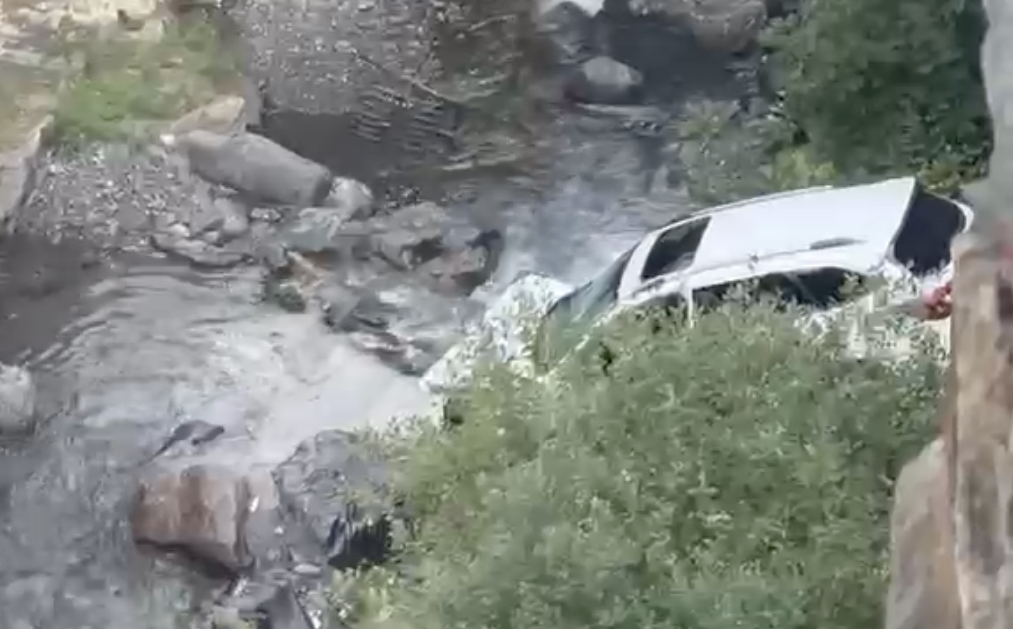 Un cotxe cau al riu a Arinsal. Un cotxe cau al riu a Arinsal.