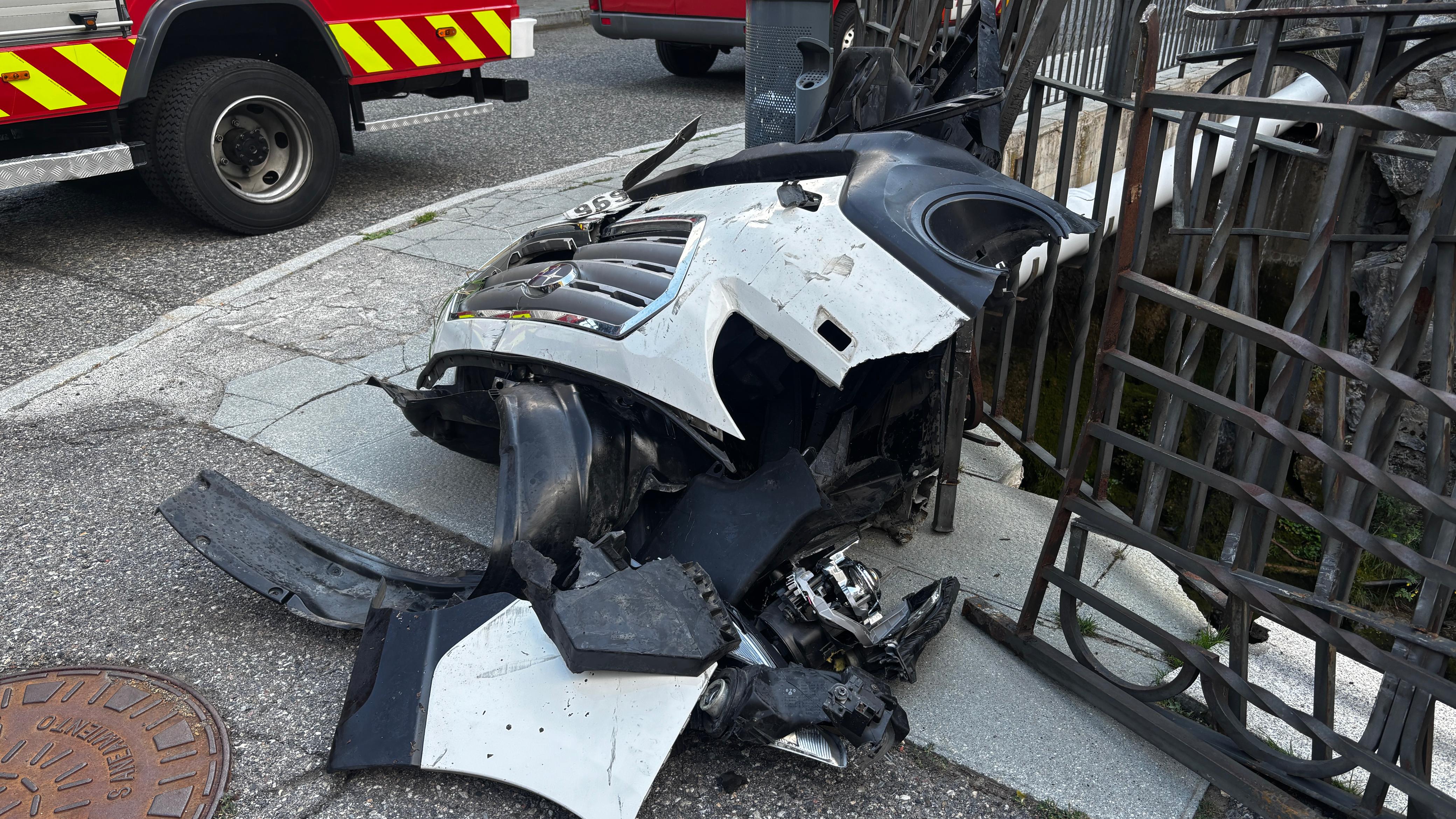 Una part del vehicle accidentat. Una part del vehicle accidentat.
