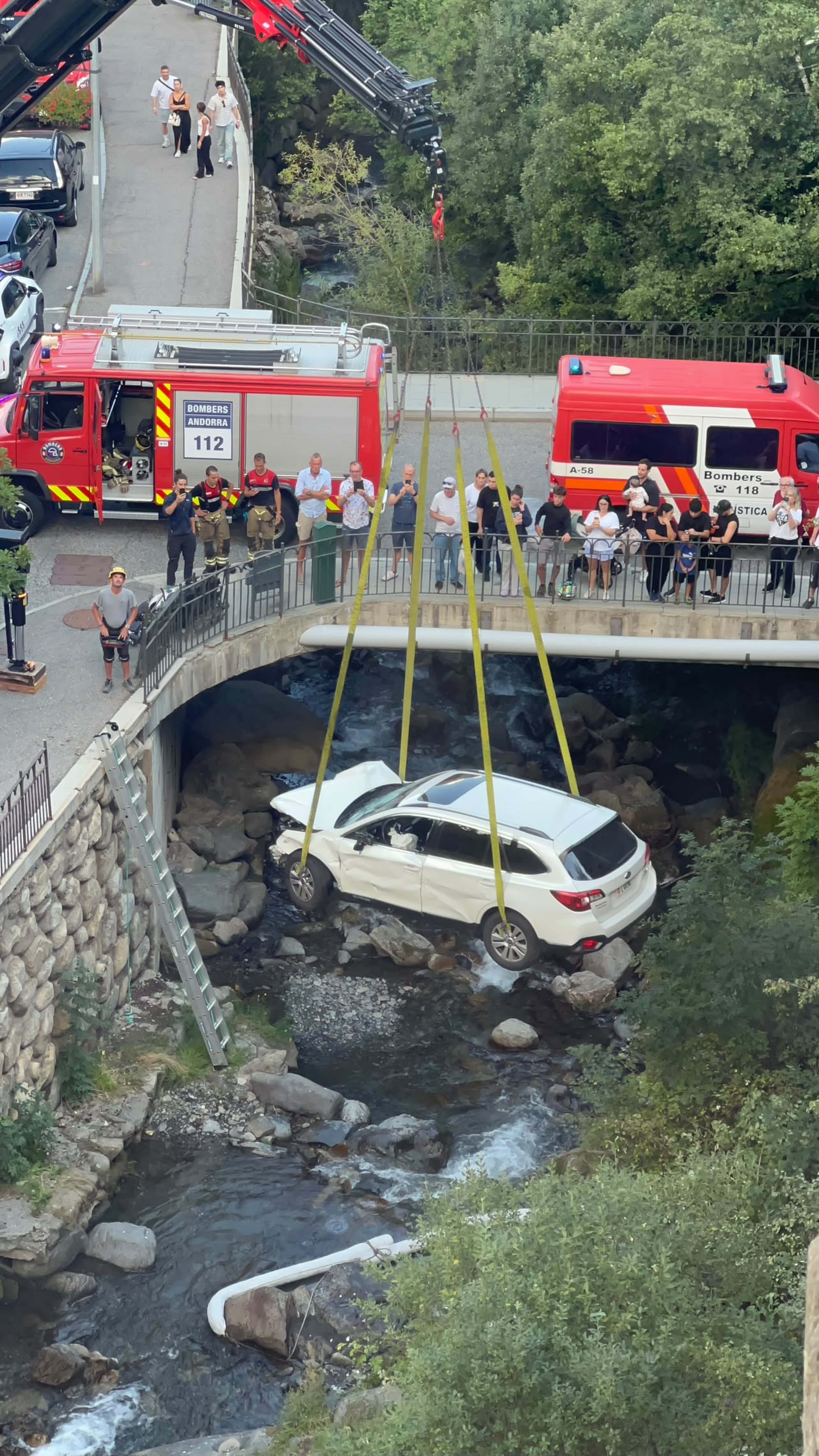 Un moment de la recuperació del vehicle.