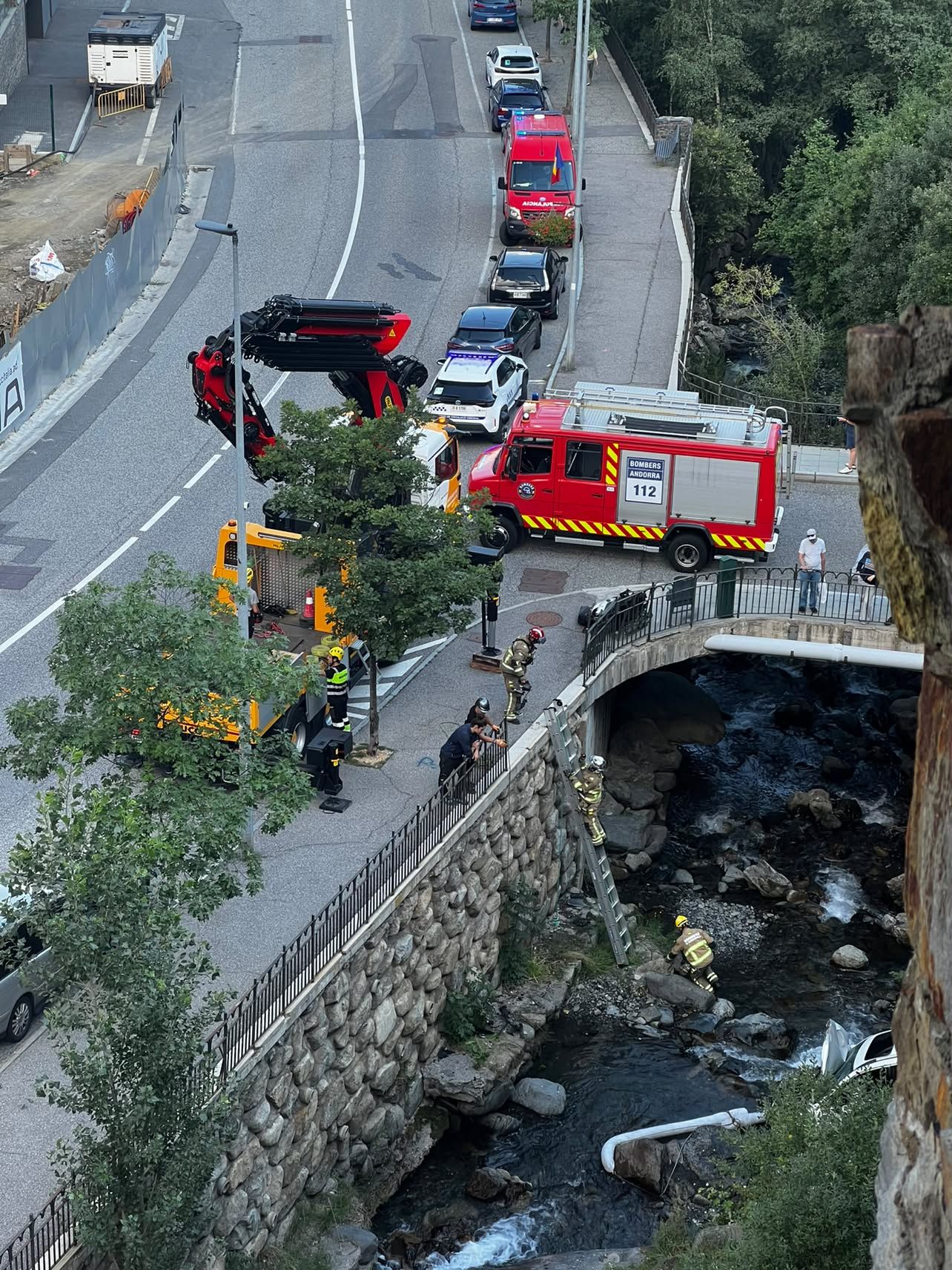 Els bombers baixant a estabilitzar el cotxe per recuperar-lo. Els bombers baixant a estabilitzar el cotxe per recuperar-lo.