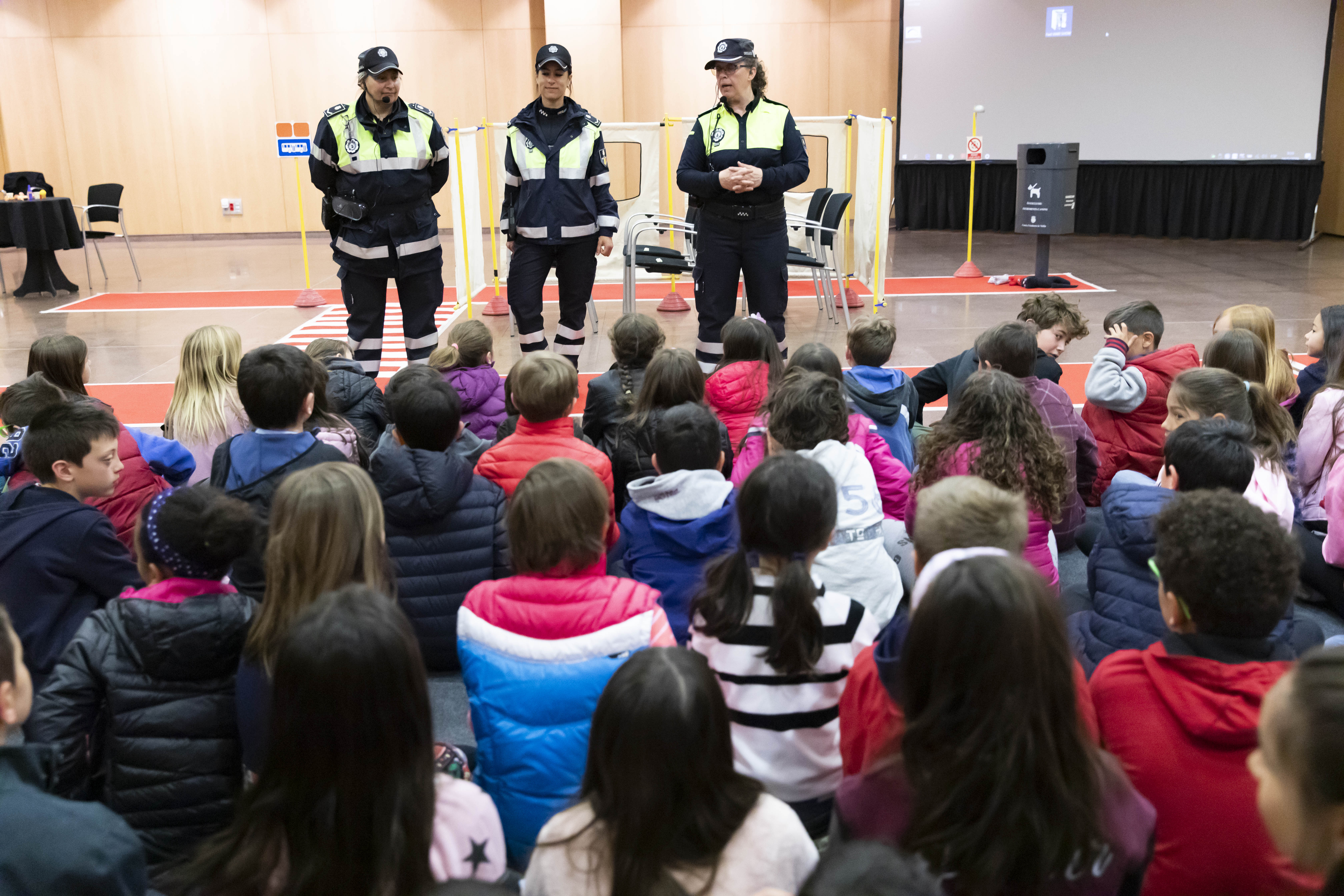 Tres dones agents en una sessió d'educació viària. // Comú d'Andorra la Vella/Tony Lara La portaveu del Sindicat, Rebeca Bonache.