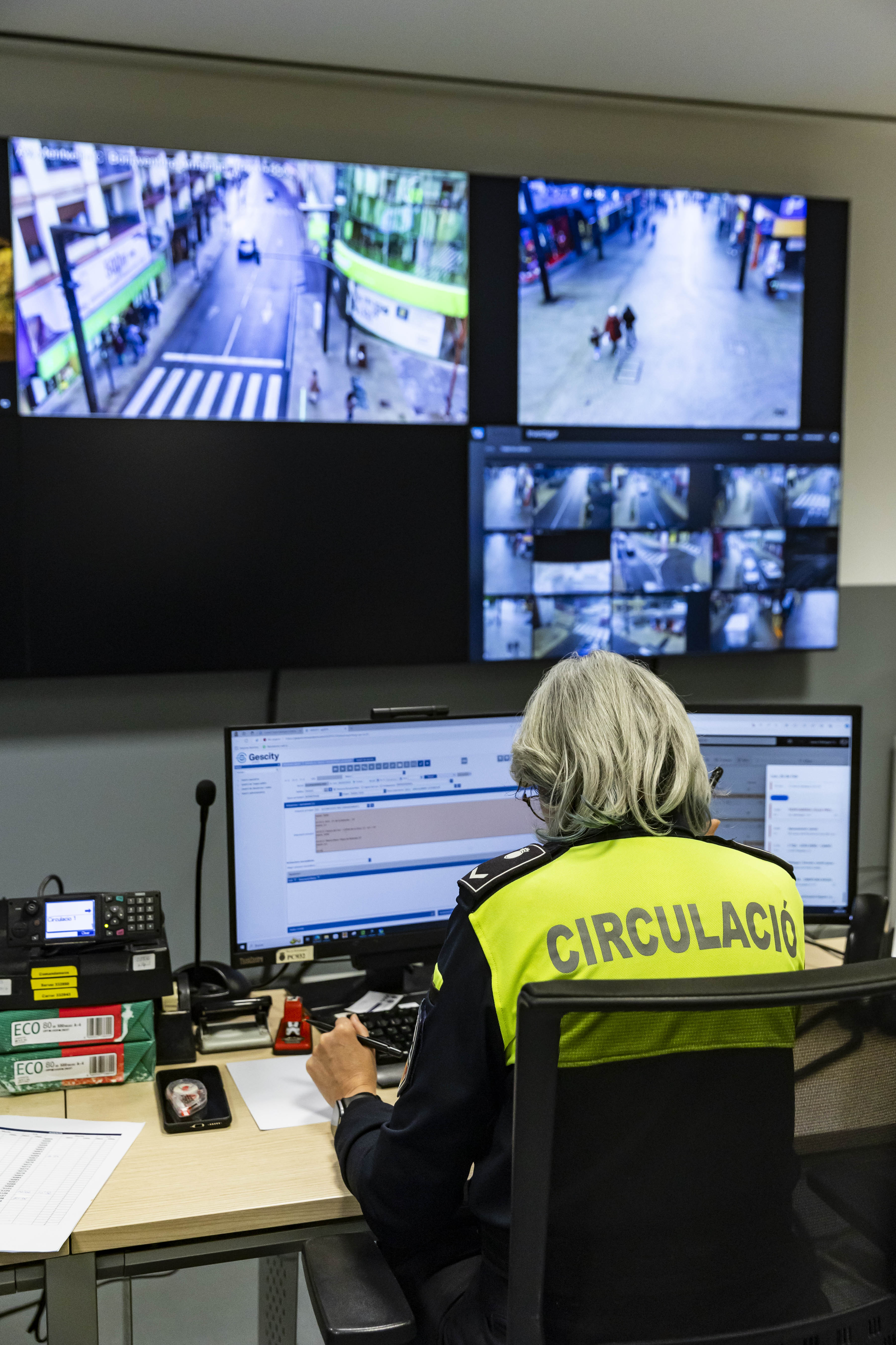 Una dona agent en la centre de comandament. // Comú d'Andorra la Vella/Tony Lara La portaveu del Sindicat, Rebeca Bonache.