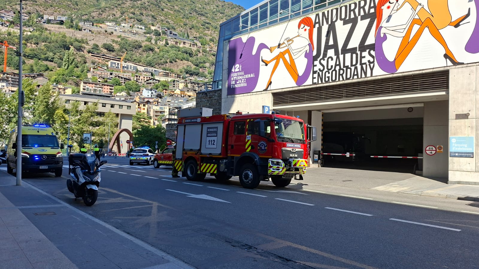 UN CAMIÓ DELS BOMBERS DAVANT DEL PRAT GRAN D'ESCALDES.