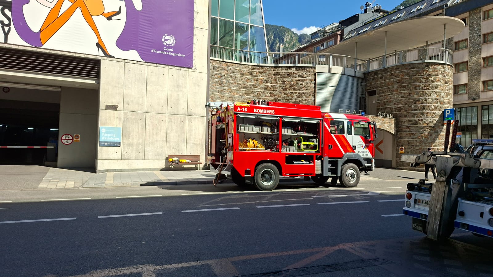 UN CAMIÓ DELS BOMBERS DAVANT DEL PRAT GRAN D'ESCALDES.