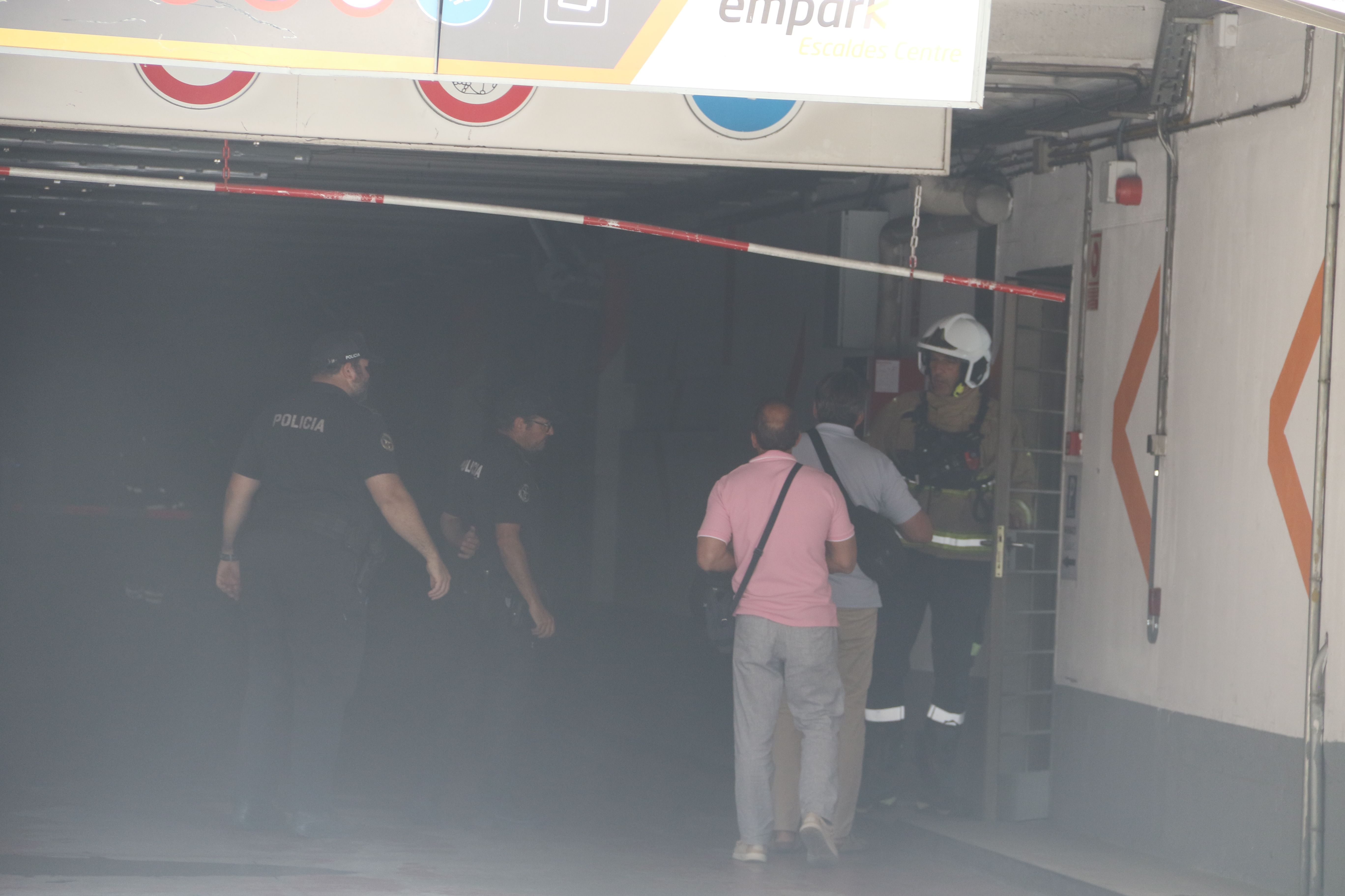 Responsables comunals i de la concessionaris accedint al punt on hi ha hagut l'incendi.