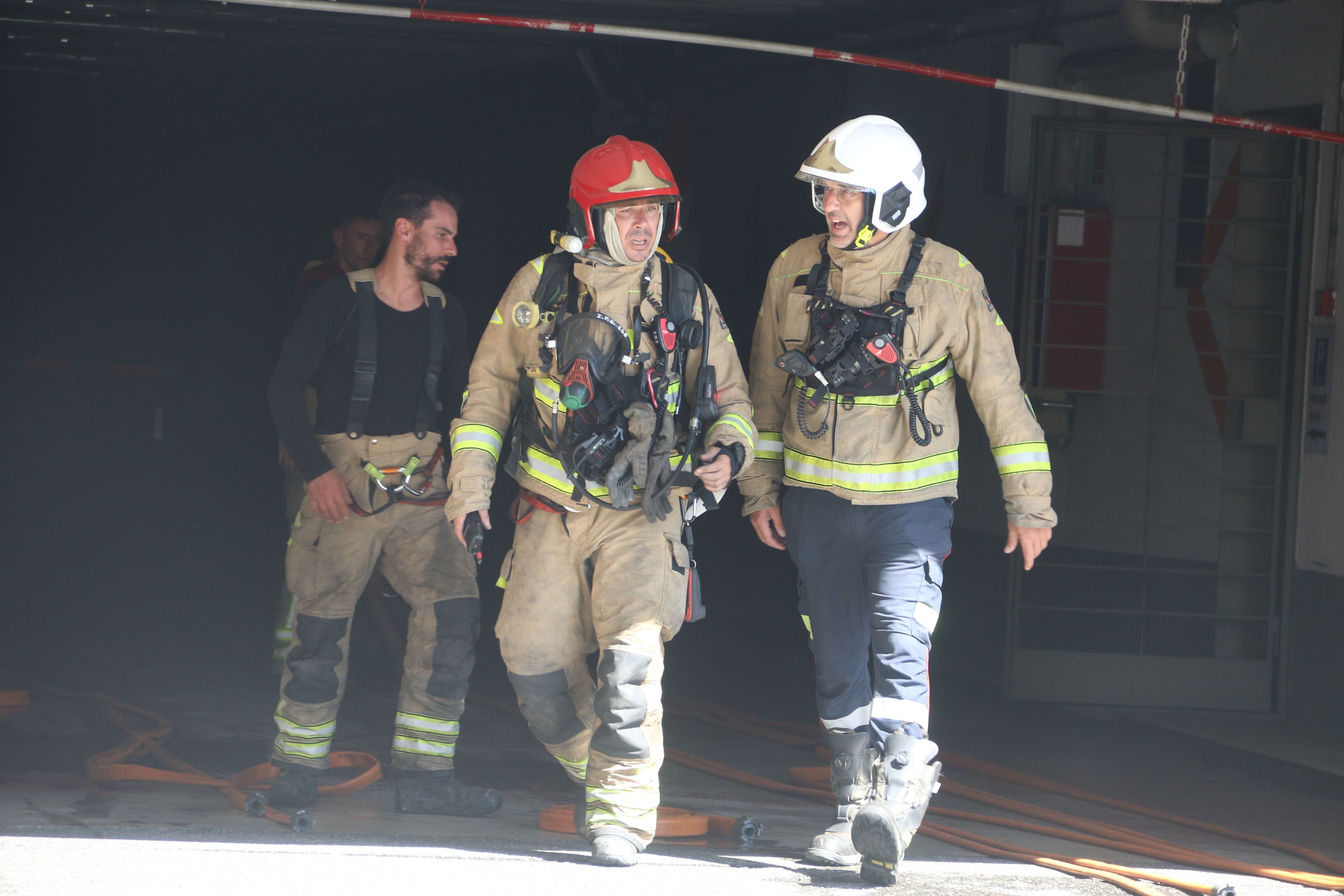 El cap de guàrdia i el responsable d'una de les dotacions que han intervingut en l'incendi comentant la jugada.