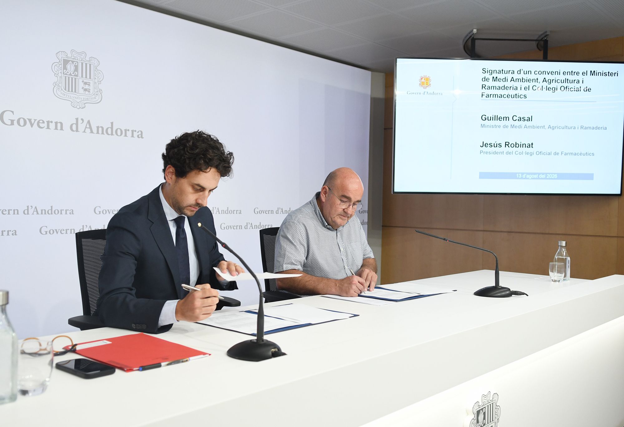 Signatura conveni entre el ministeri de Medi Ambient,Agricultura i Ramaderia i el Col·legi oficial de Farmacèutics.