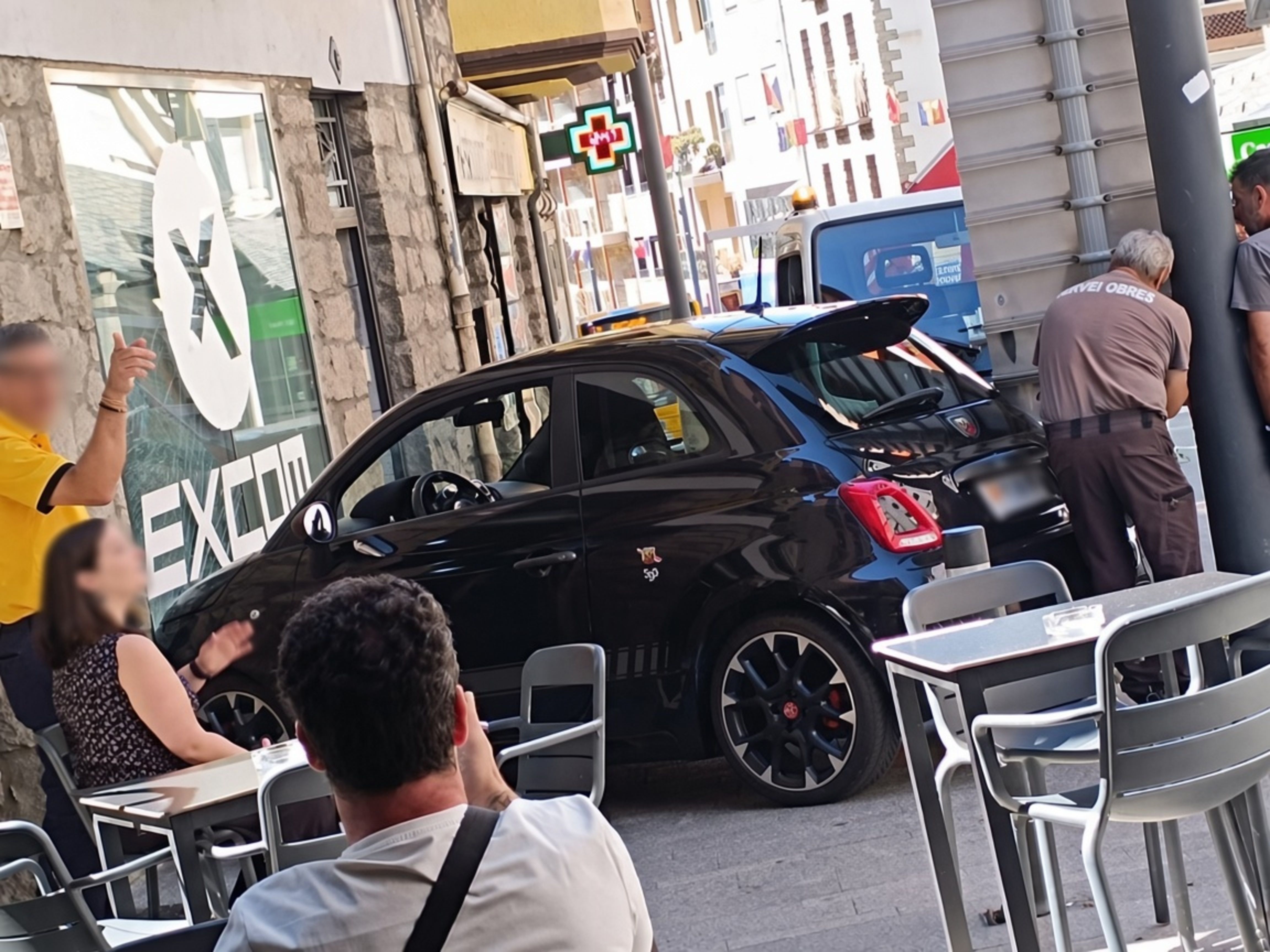 UNA IMATGE DEL COTXE ENCASTAT CONTRA L'APARADOR DE L'ESTABLIMENT.