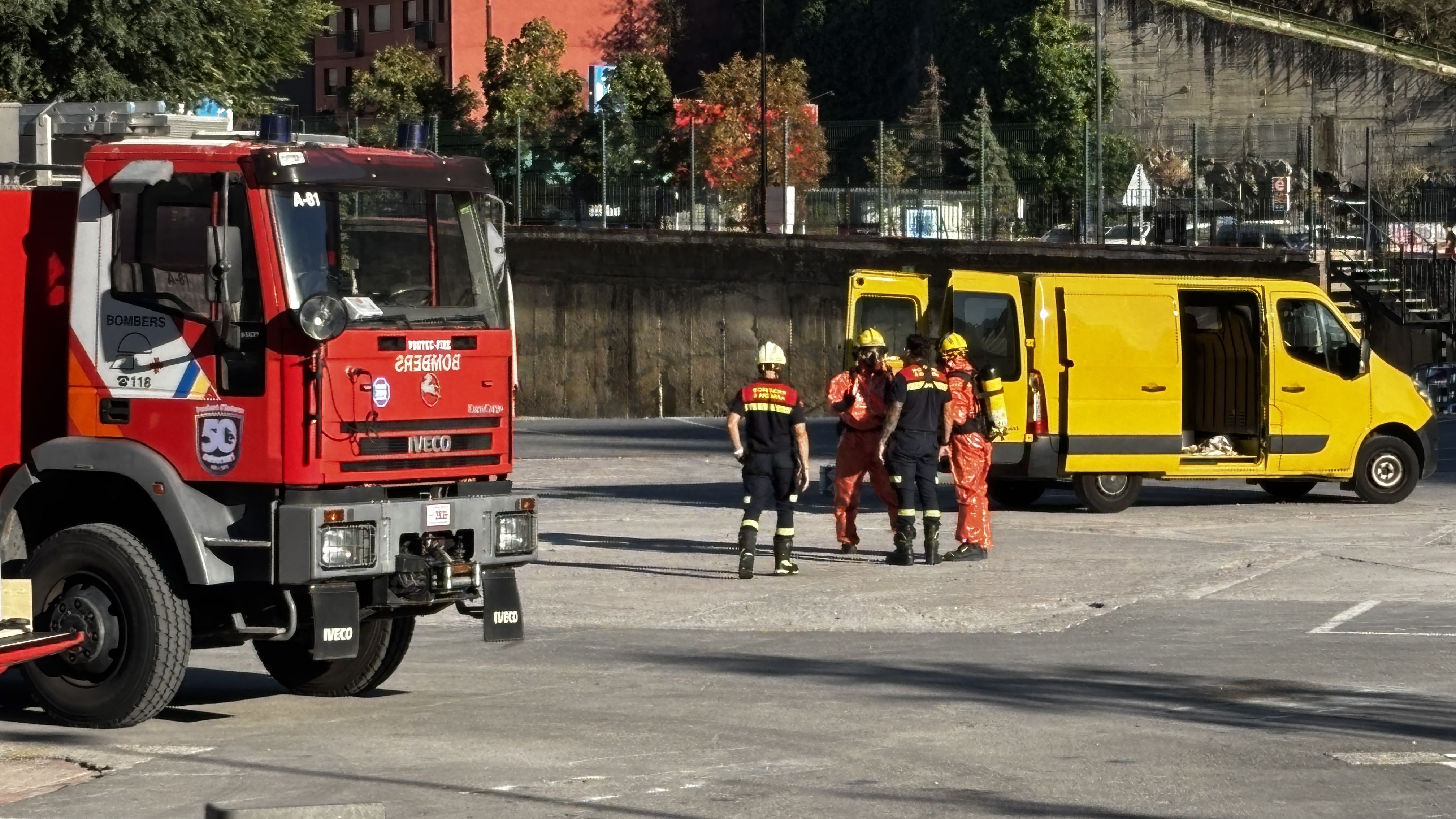 Els bombers preparant-se per fer el transvasament del producte.