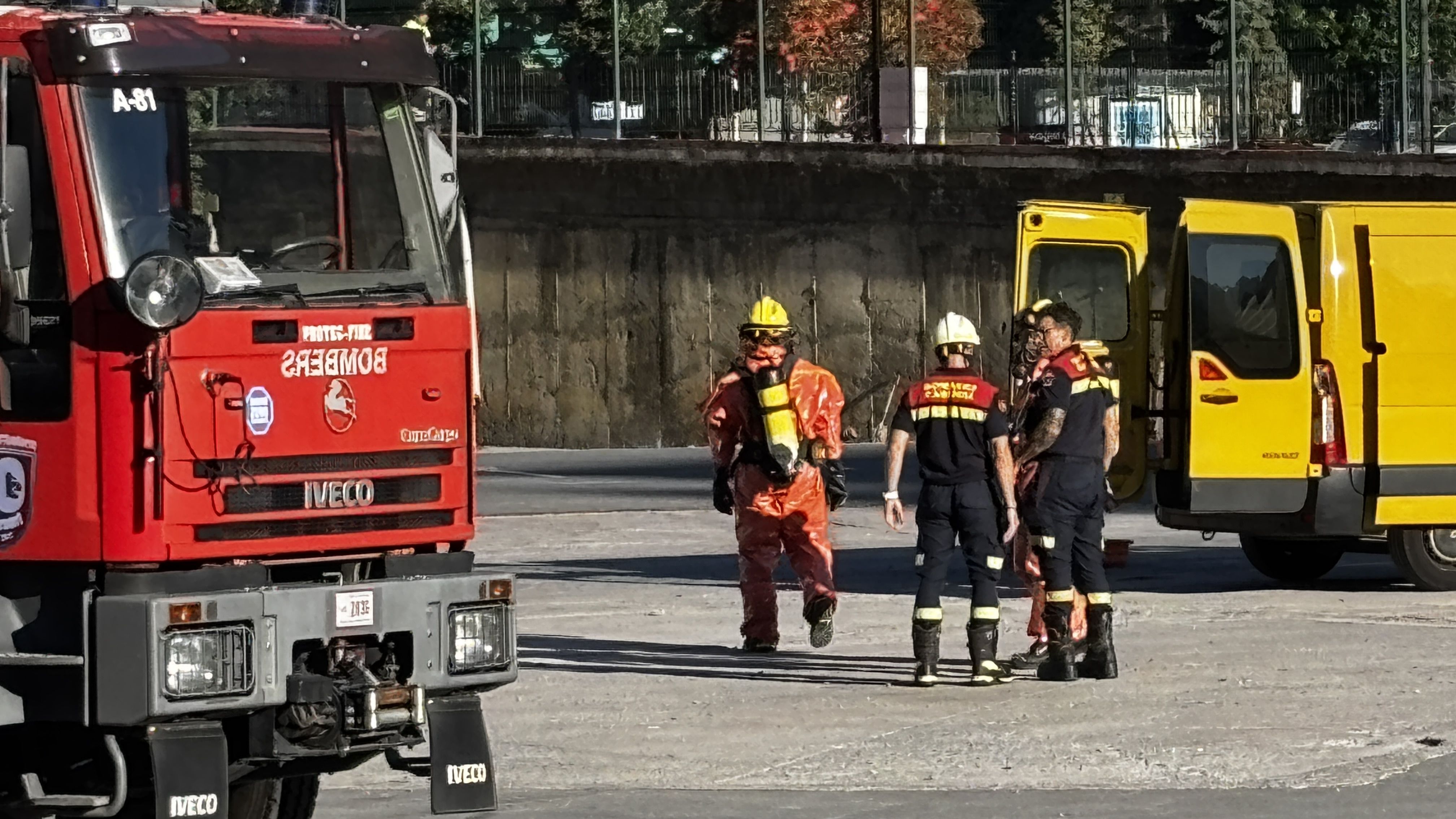 Bombers fent un transvasament d'un producte tòxic. Bombers fent un transvasament d'un producte tòxic.