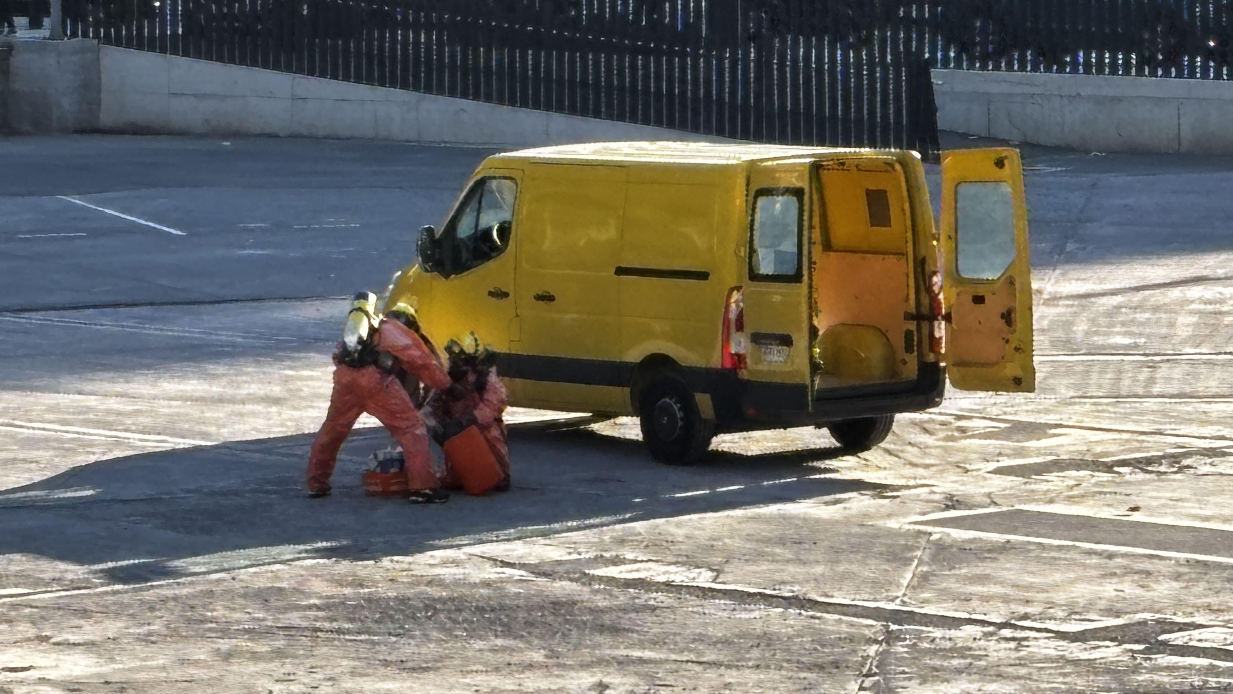 Bombers fent un transvasament d'un producte tòxic. Bombers fent un transvasament d'un producte tòxic.