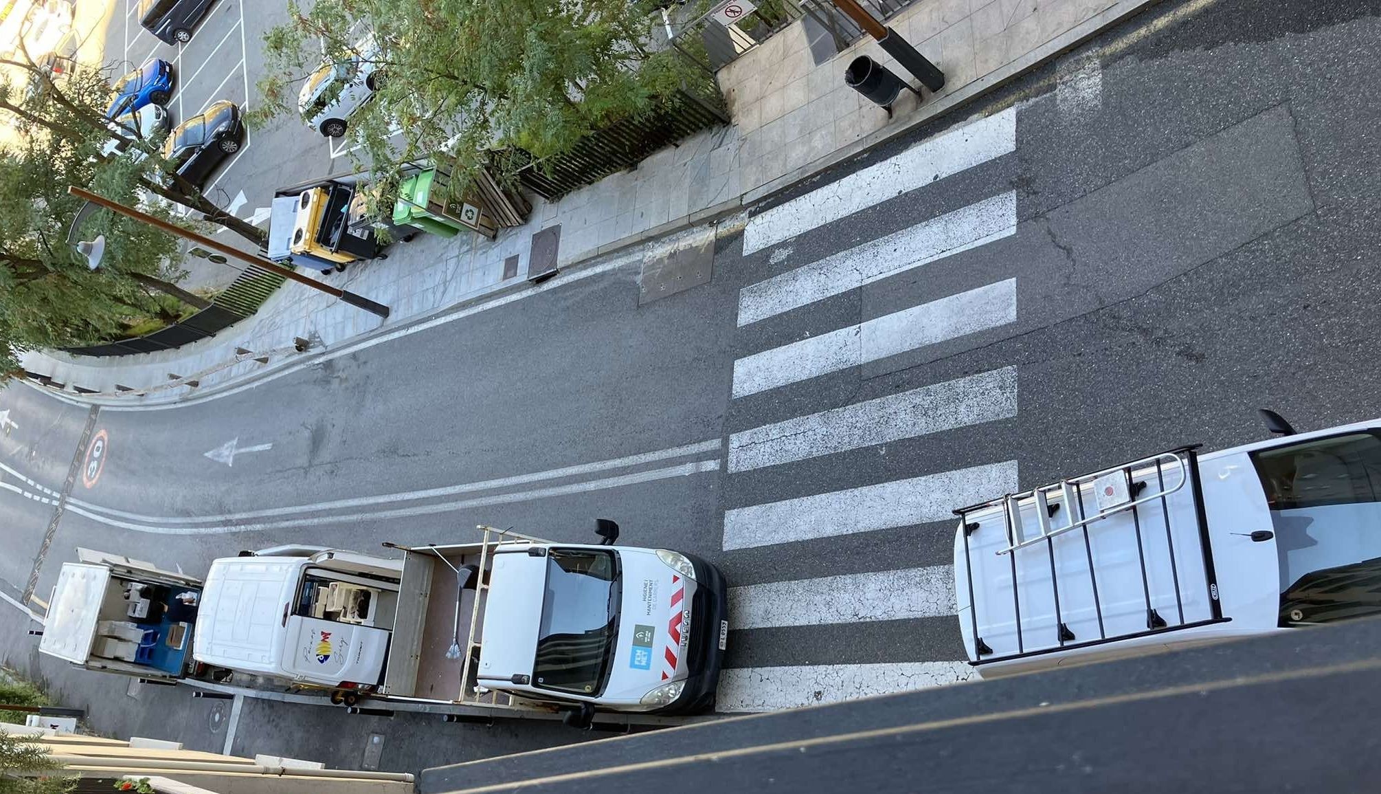 Cotxes estacionats en un tram que dificulta tant el pas de vehicles com la visibilitat als vianants.
