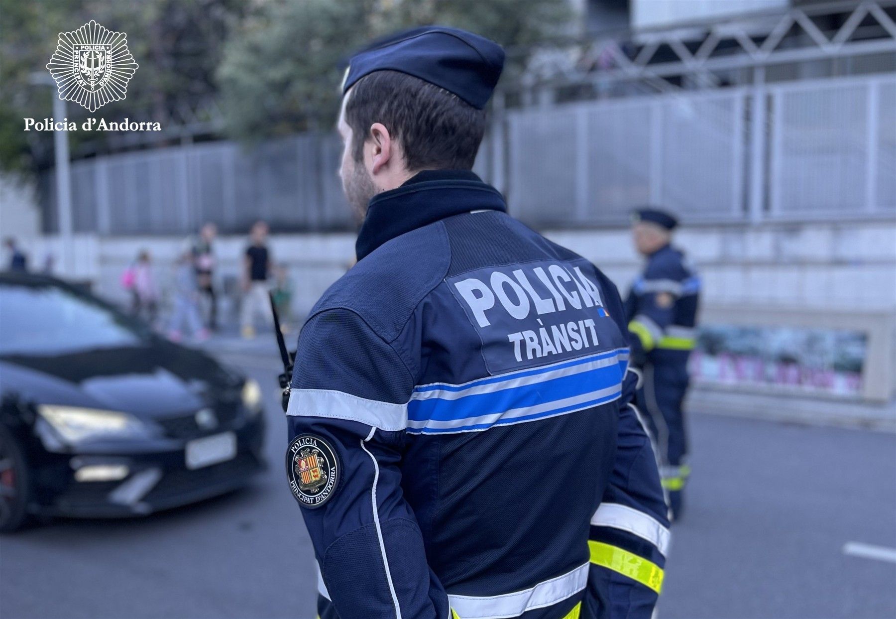 Un control policial prop d'una escola del país. Un control policial prop d'una escola del país.