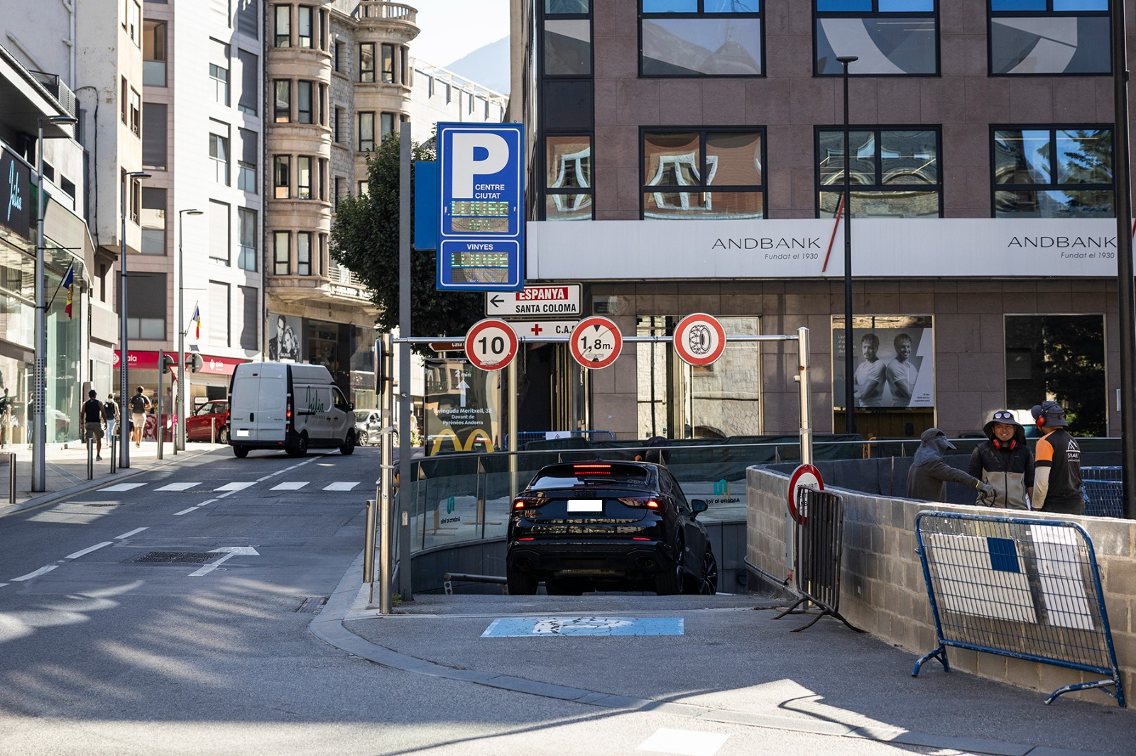 reobertura de la rampa d’accés als aparcaments Centre Ciutat i Vinyes des de la plaça Rebés. reobertura de la rampa d’accés als aparcaments Centre Ciutat i Vinyes des de la plaça Rebés.